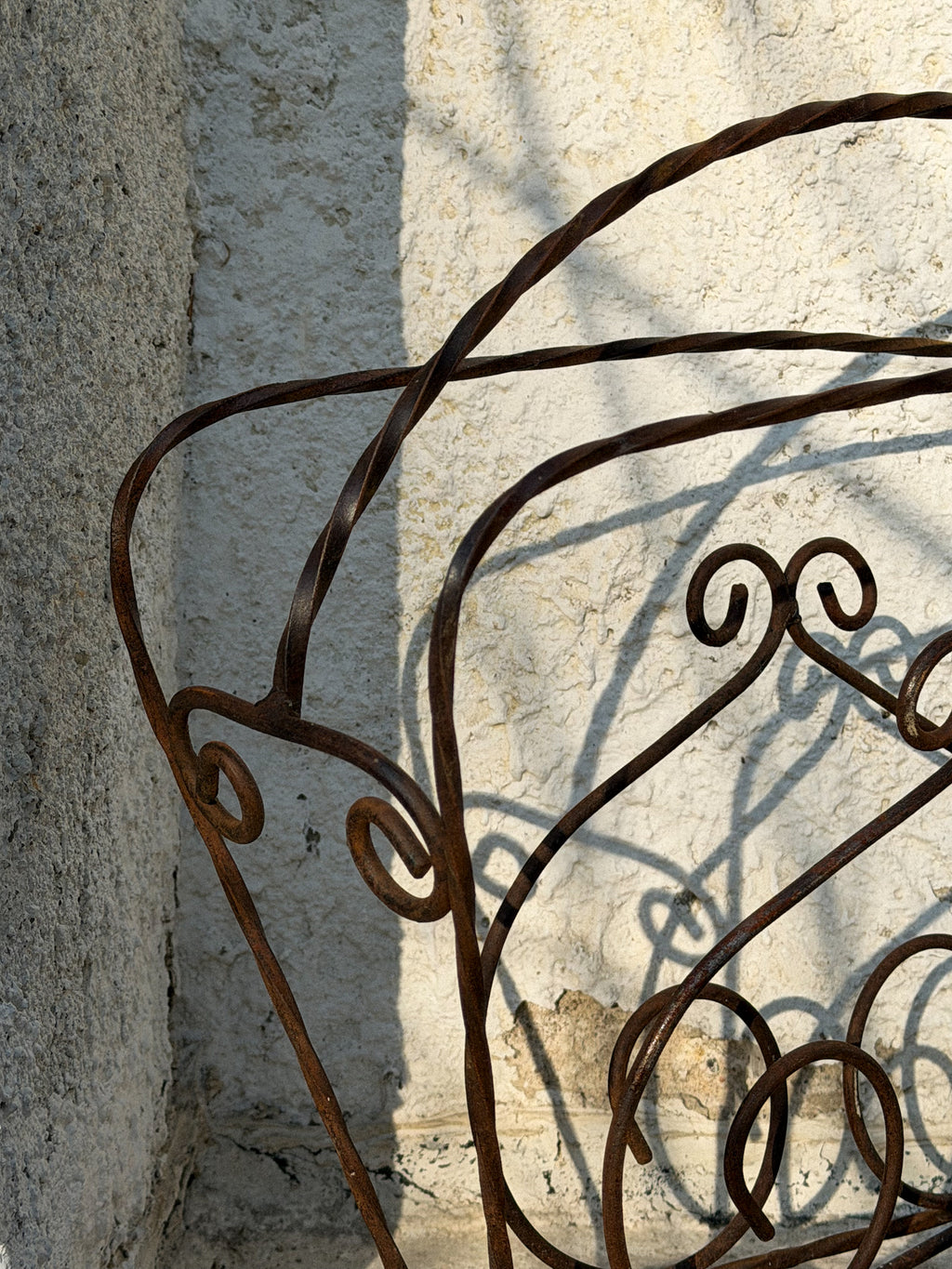 Kovový stojan na noviny a knihy