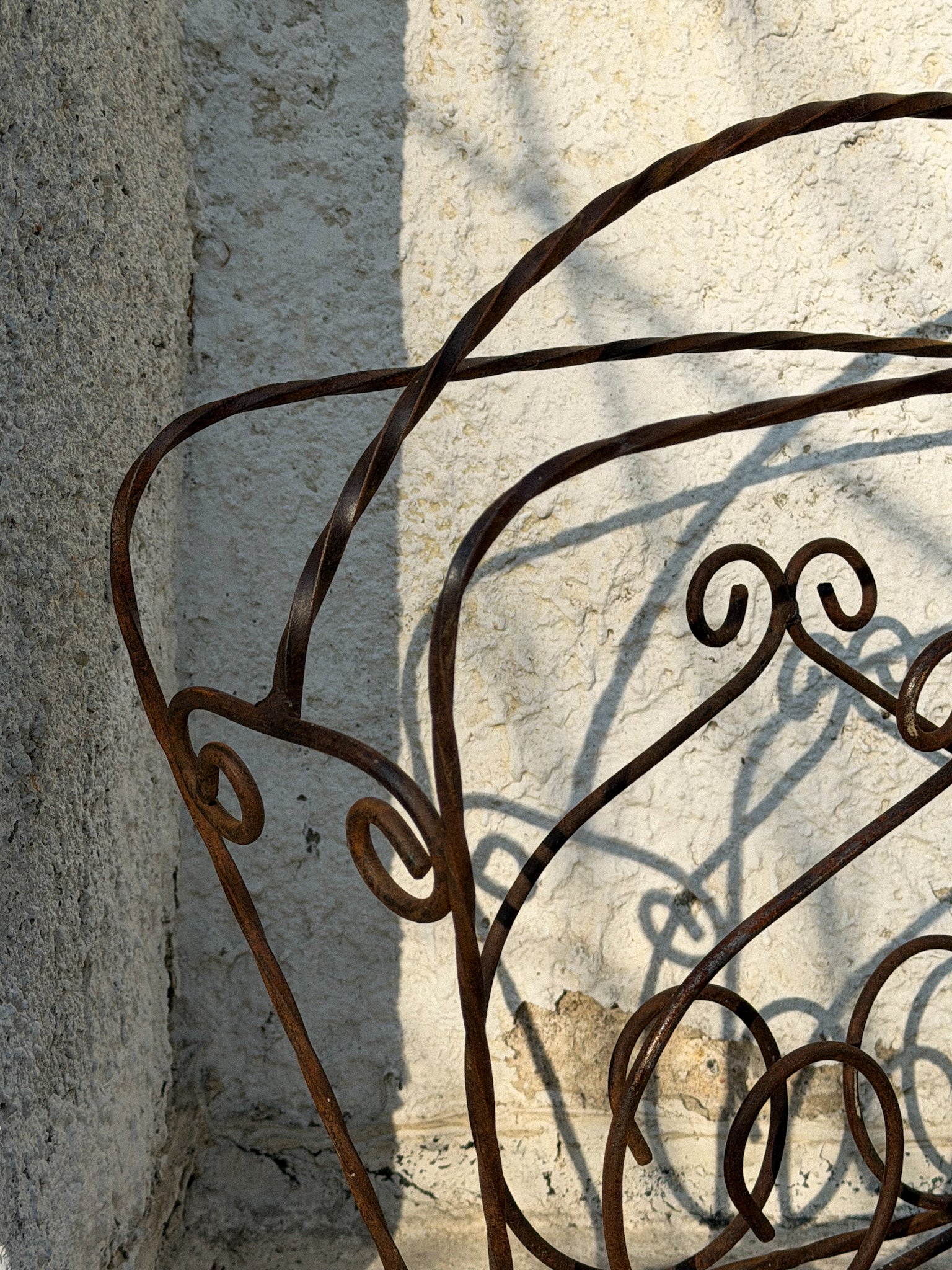 Kovový stojan na noviny a knihy