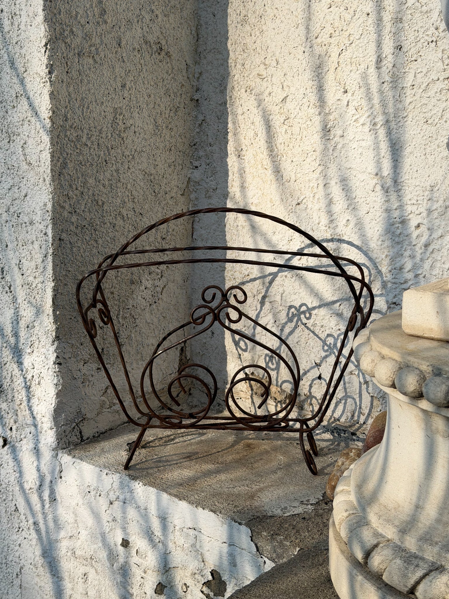 Kovový stojan na noviny a knihy