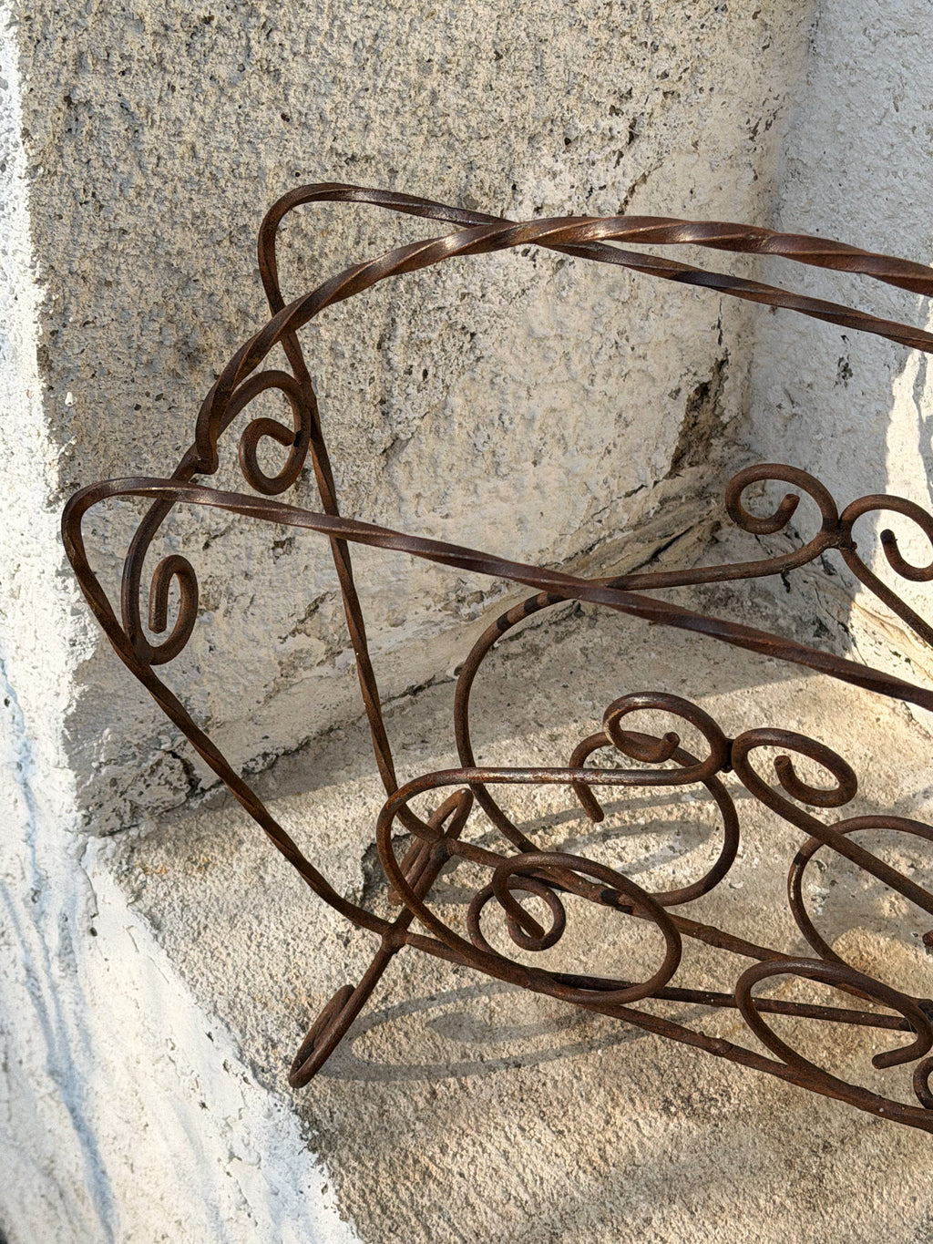 Kovový stojan na noviny a knihy