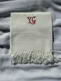 Bílá utěrka s červeným monogramem a třásněmi