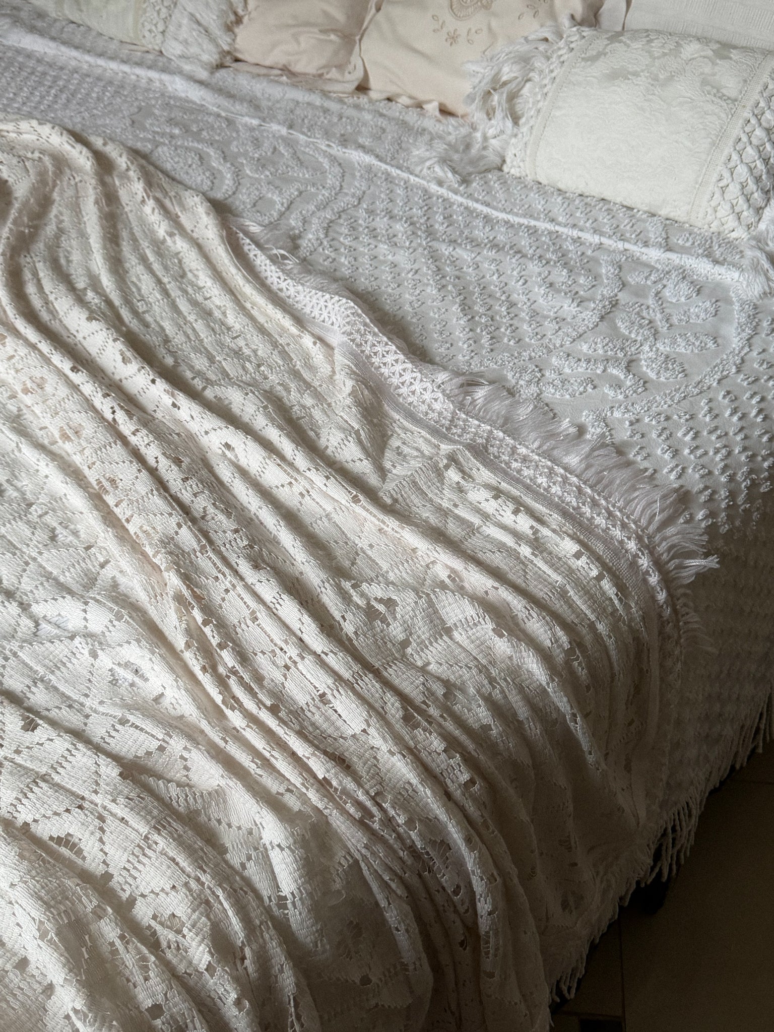 Bílý vintage přehoz s třásněmi