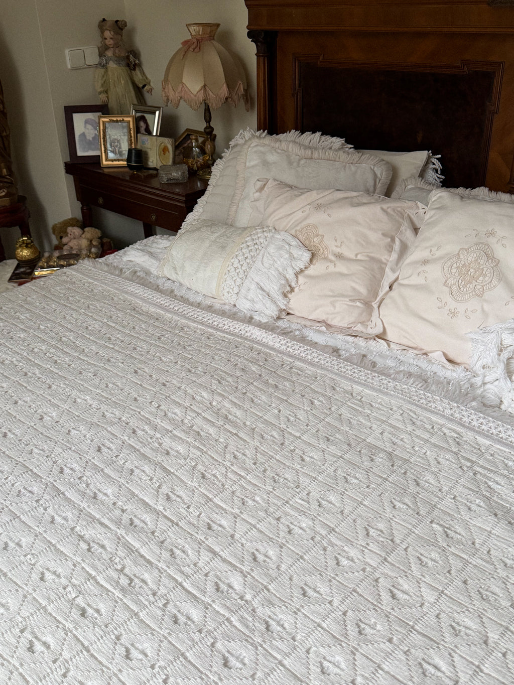 Bílý vintage přehoz s třásněmi