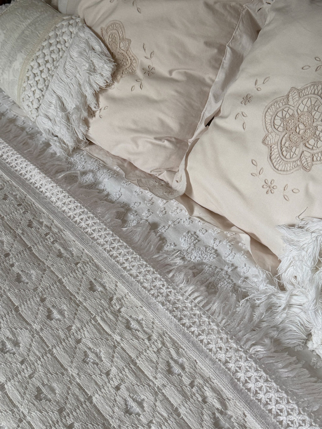 Bílý vintage přehoz s třásněmi