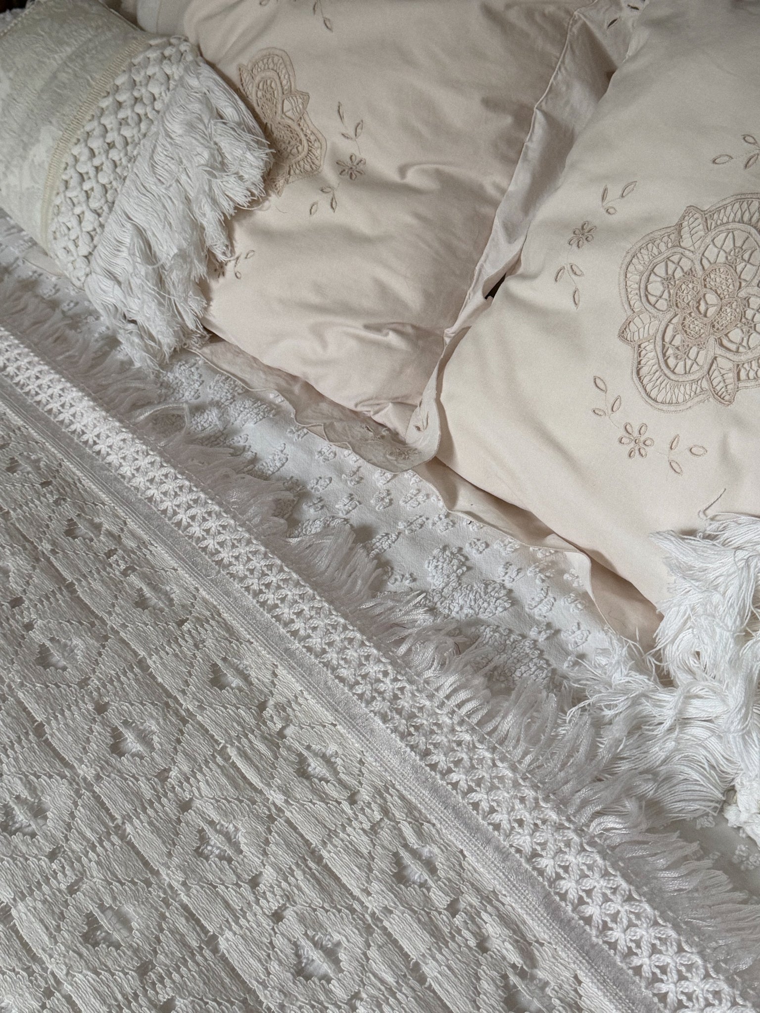 Bílý vintage přehoz s třásněmi