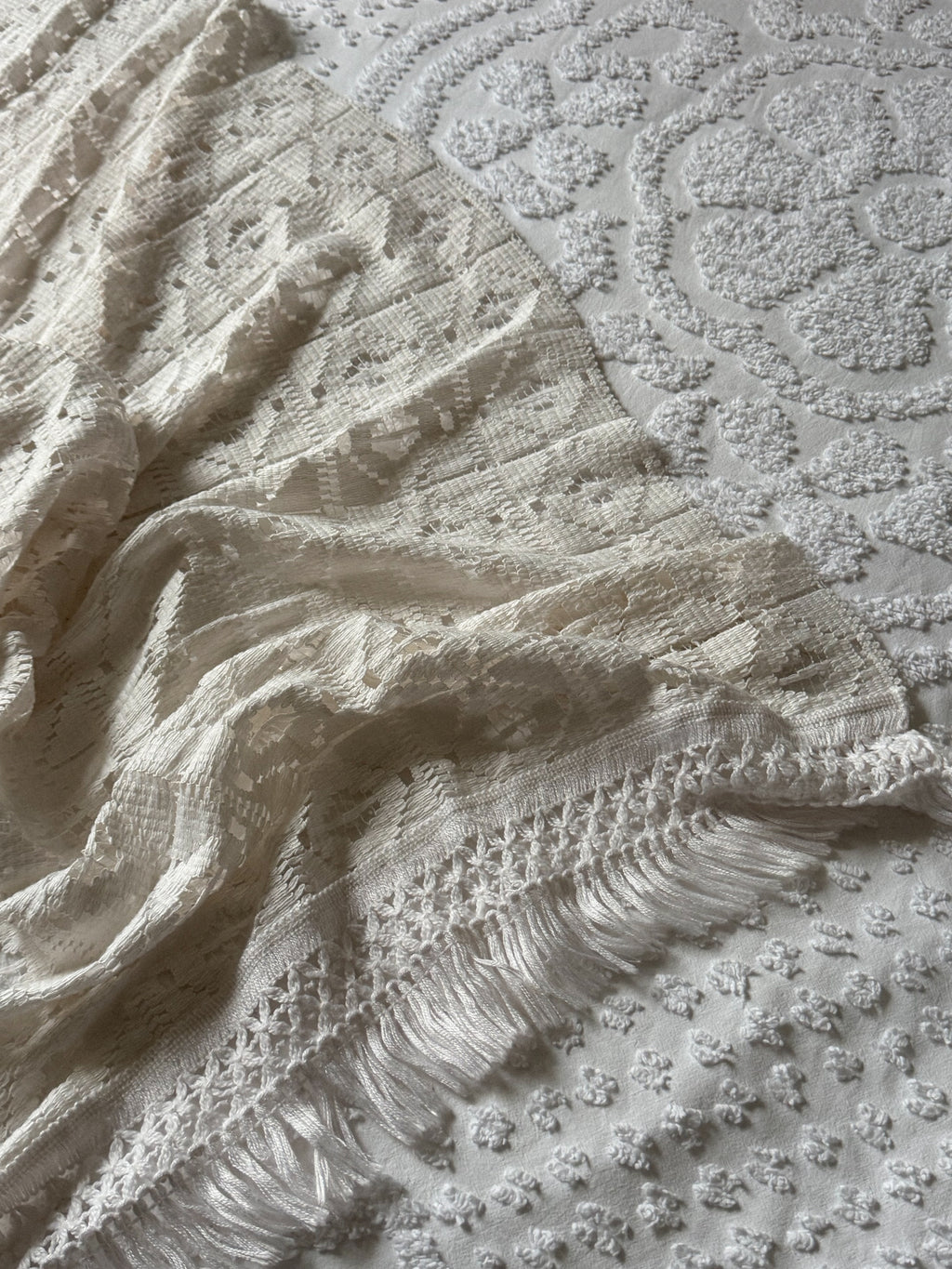 Bílý vintage přehoz s třásněmi