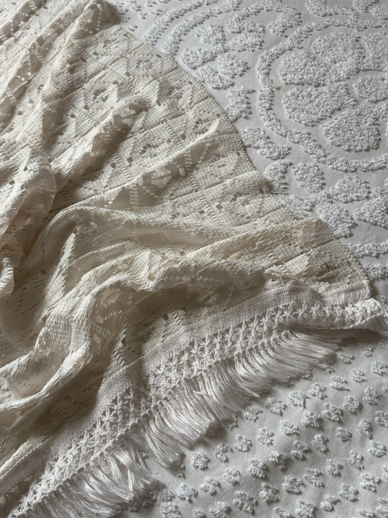 Bílý vintage přehoz s třásněmi