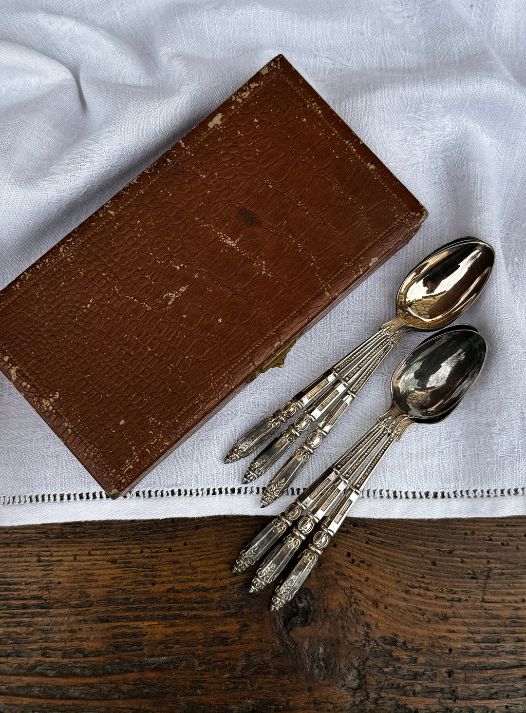 Sada 6 starožitných postříbřených lžiček s kazetou