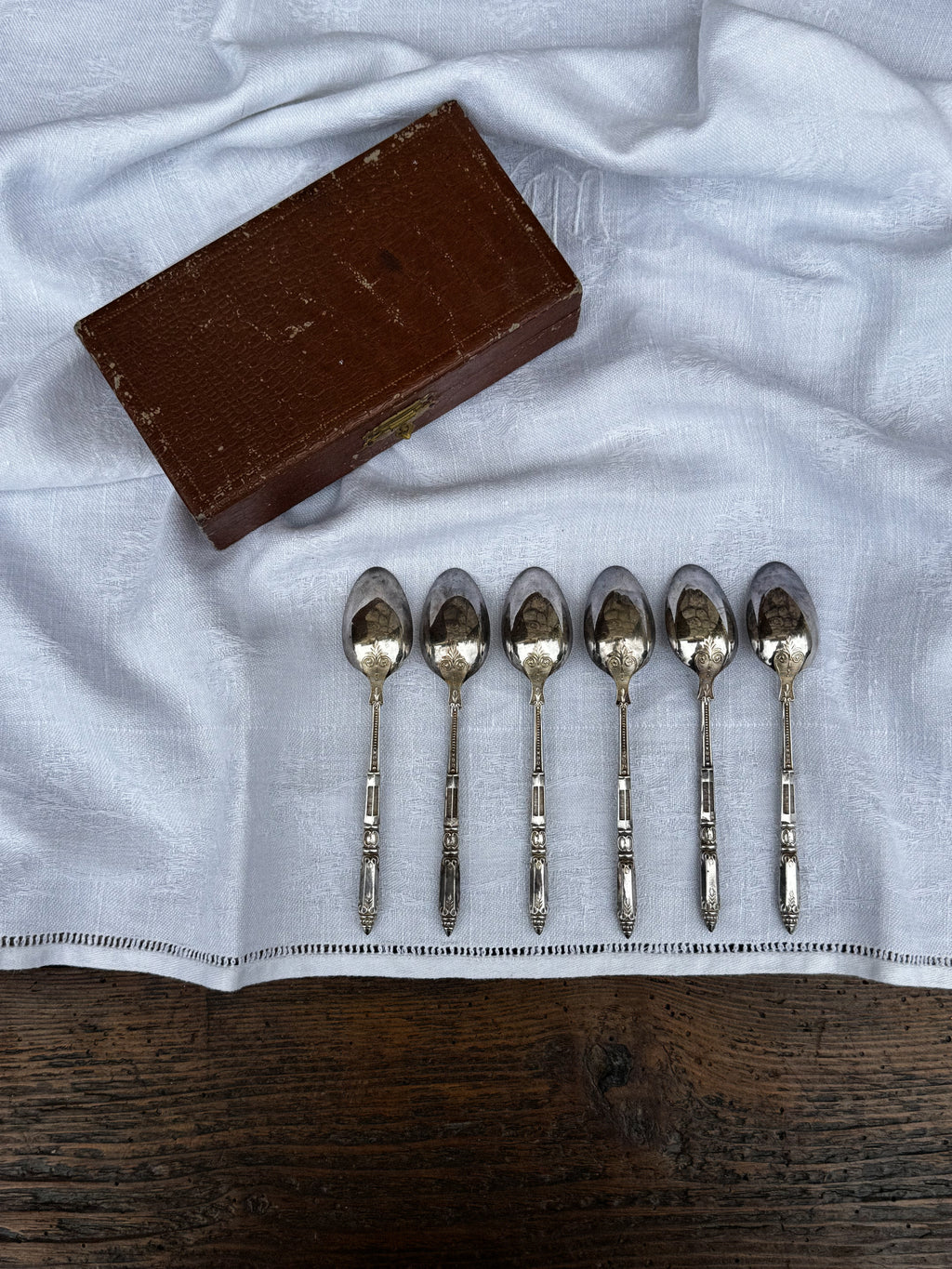 Sada 6 starožitných postříbřených lžiček s kazetou