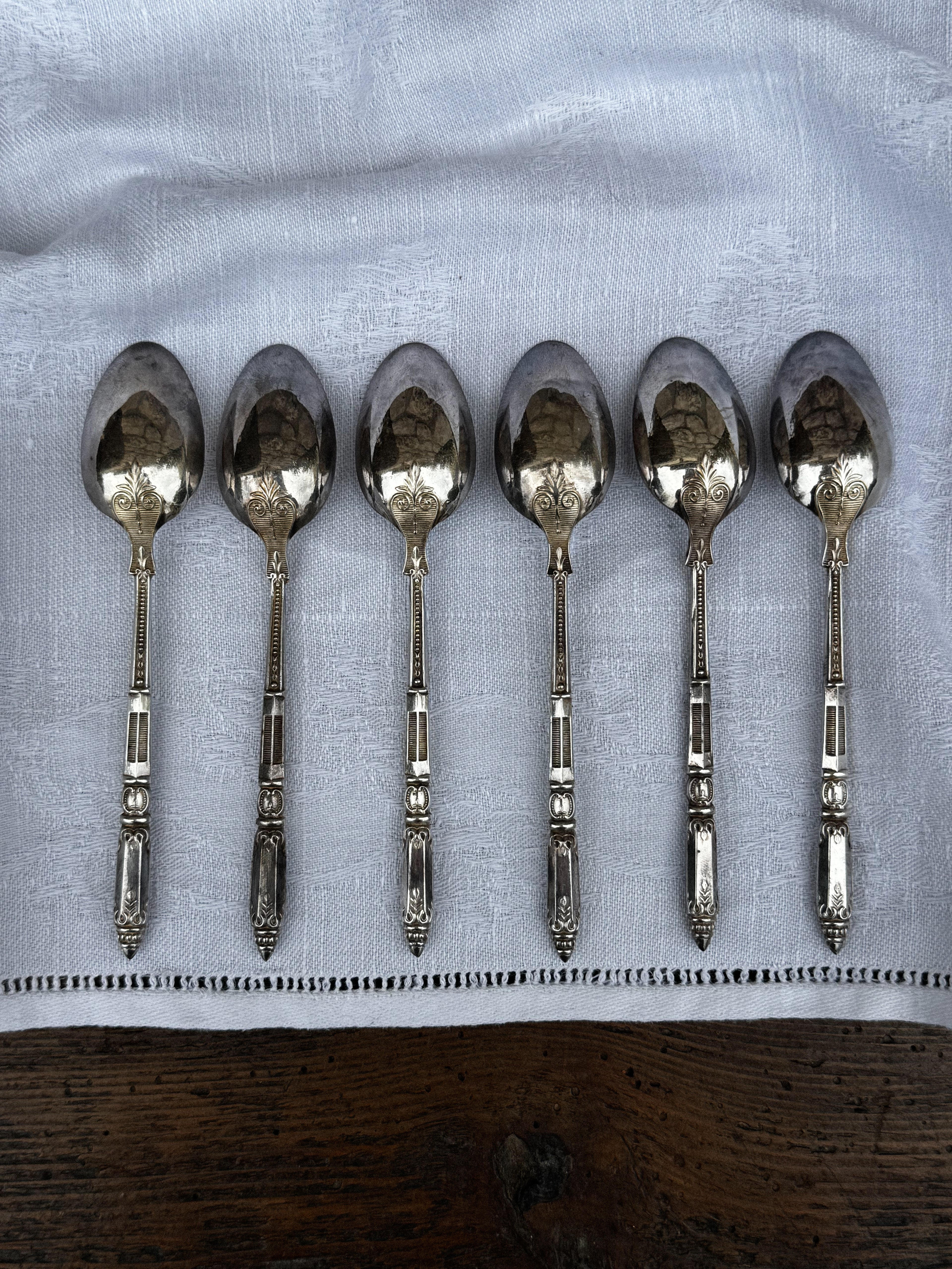 Sada 6 starožitných postříbřených lžiček s kazetou
