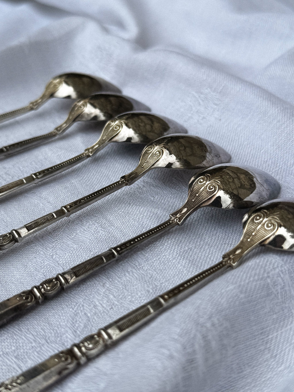 Sada 6 starožitných postříbřených lžiček s kazetou