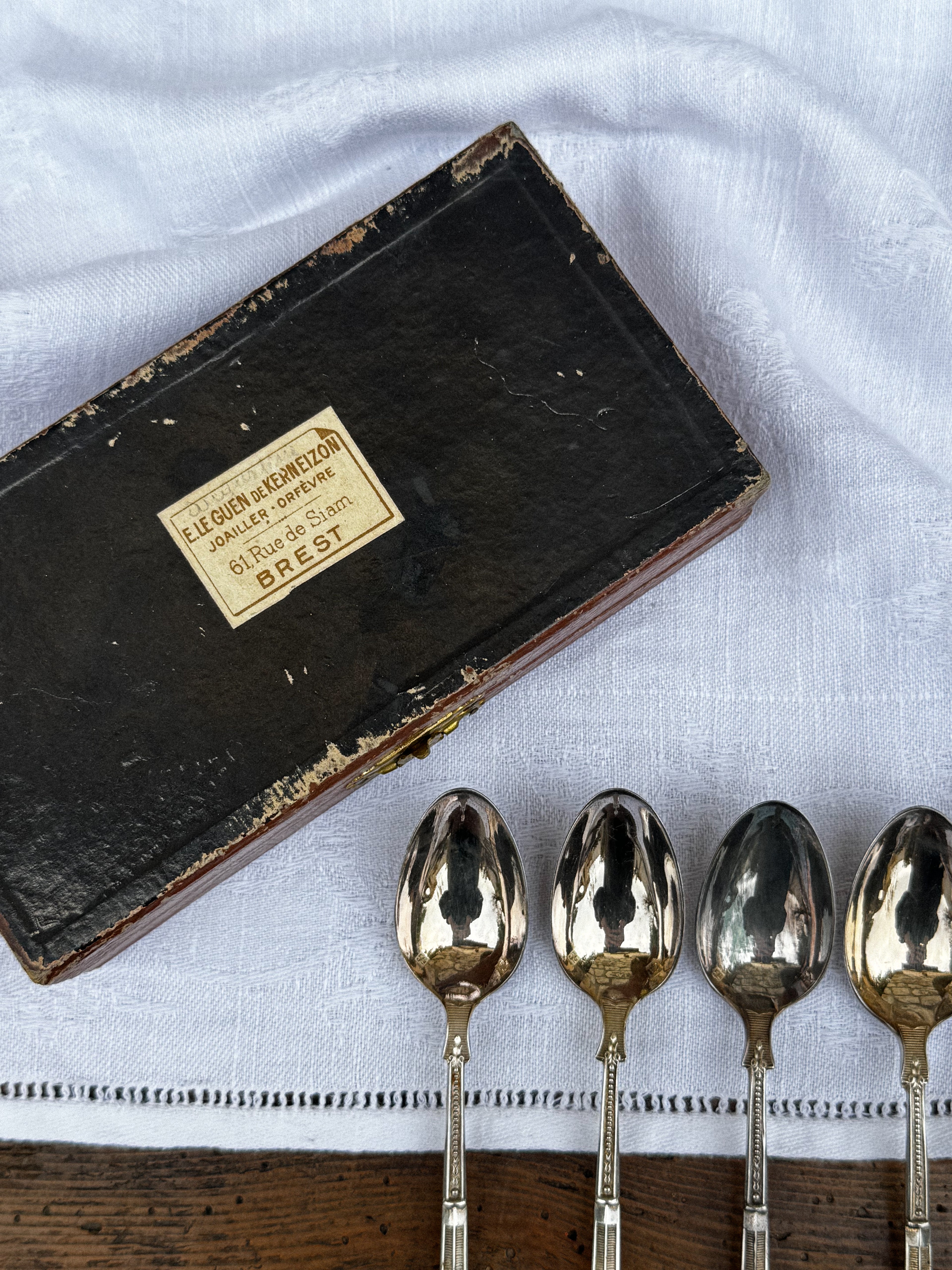 Sada 6 starožitných postříbřených lžiček s kazetou
