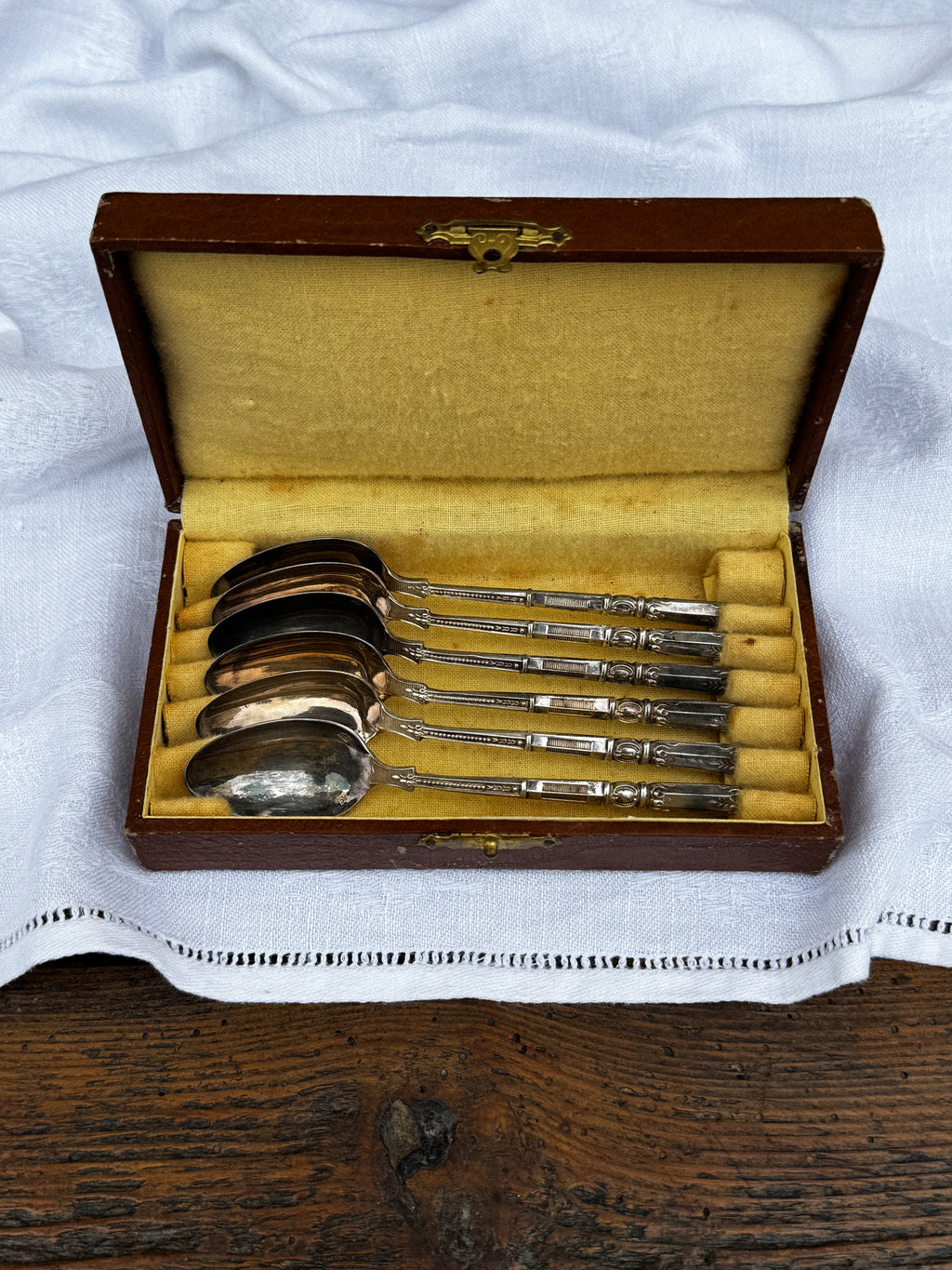 Sada 6 starožitných postříbřených lžiček s kazetou