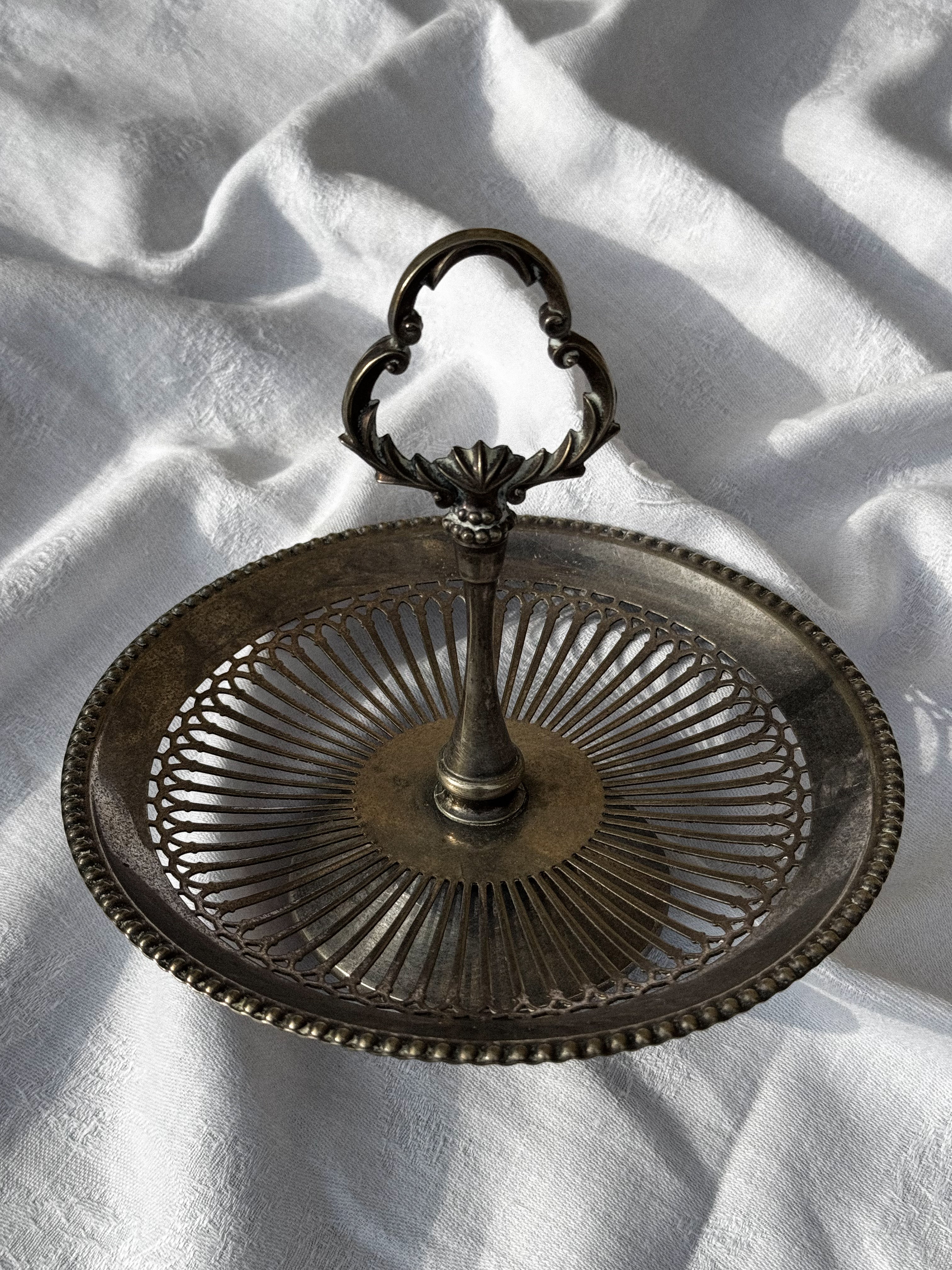 Francouzský kovový podnos s madlem