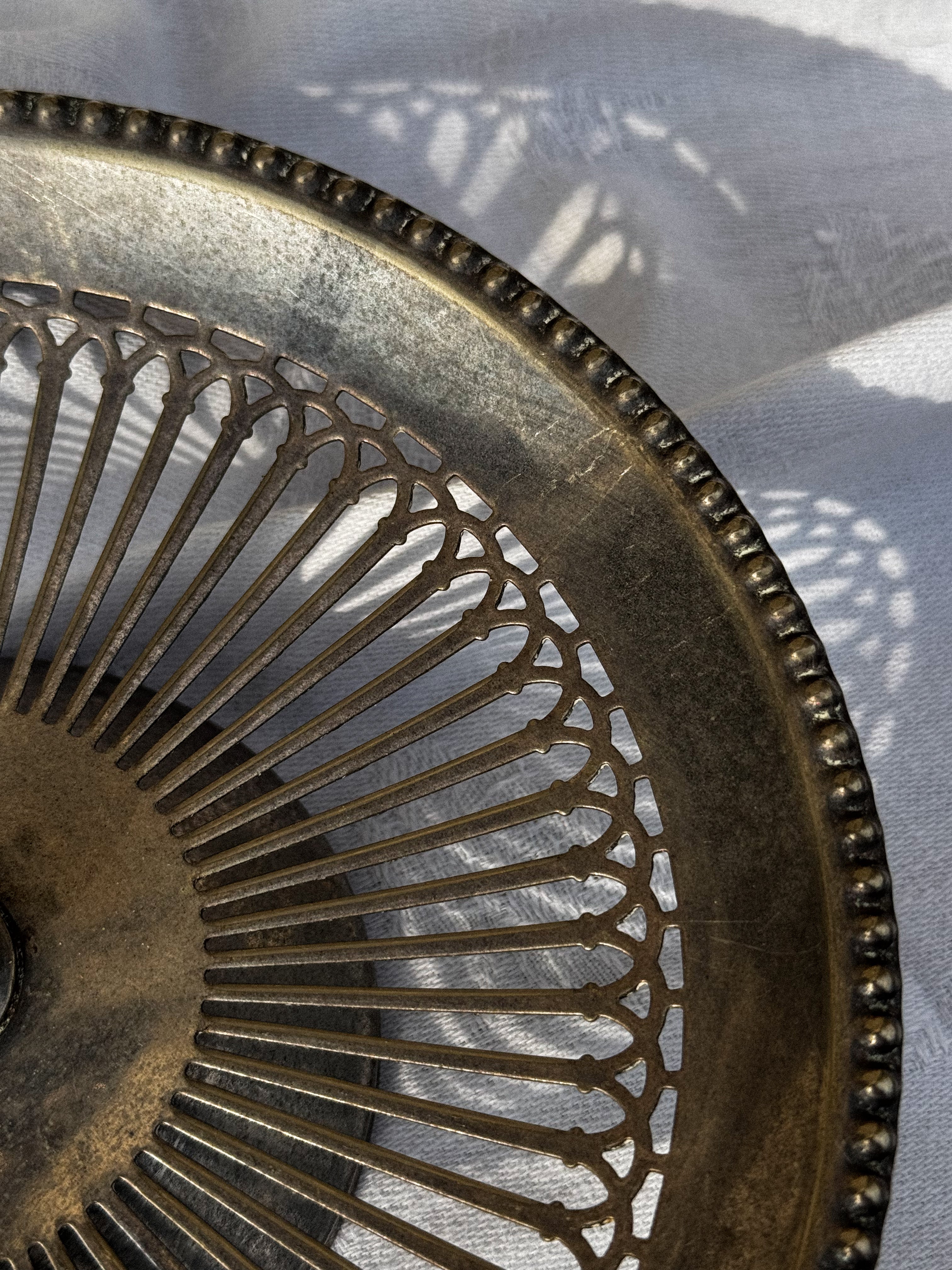 Francouzský kovový podnos s madlem