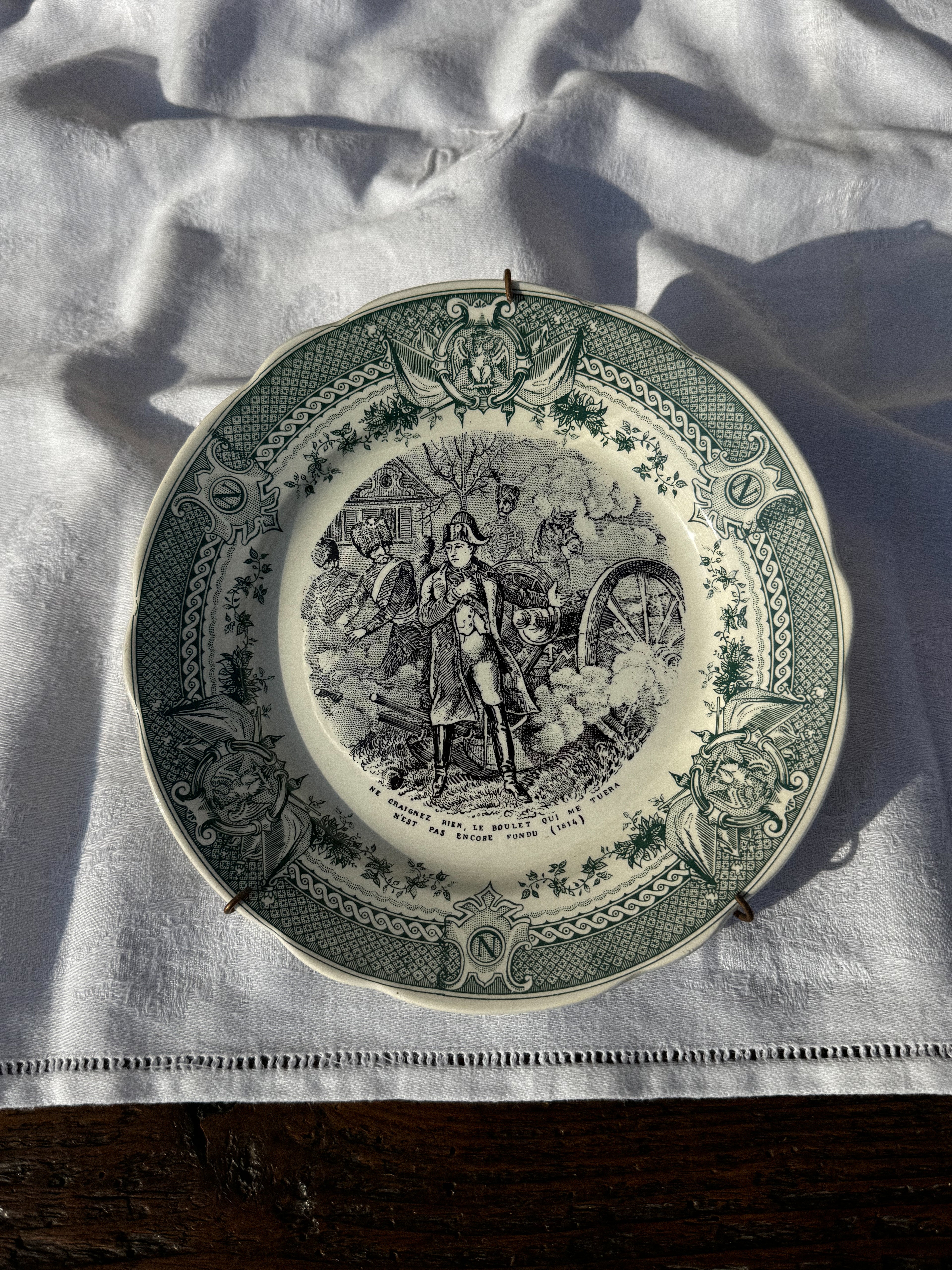 Starožitný dekorativní talíř Sarreguemines v zeleno-černém provedení