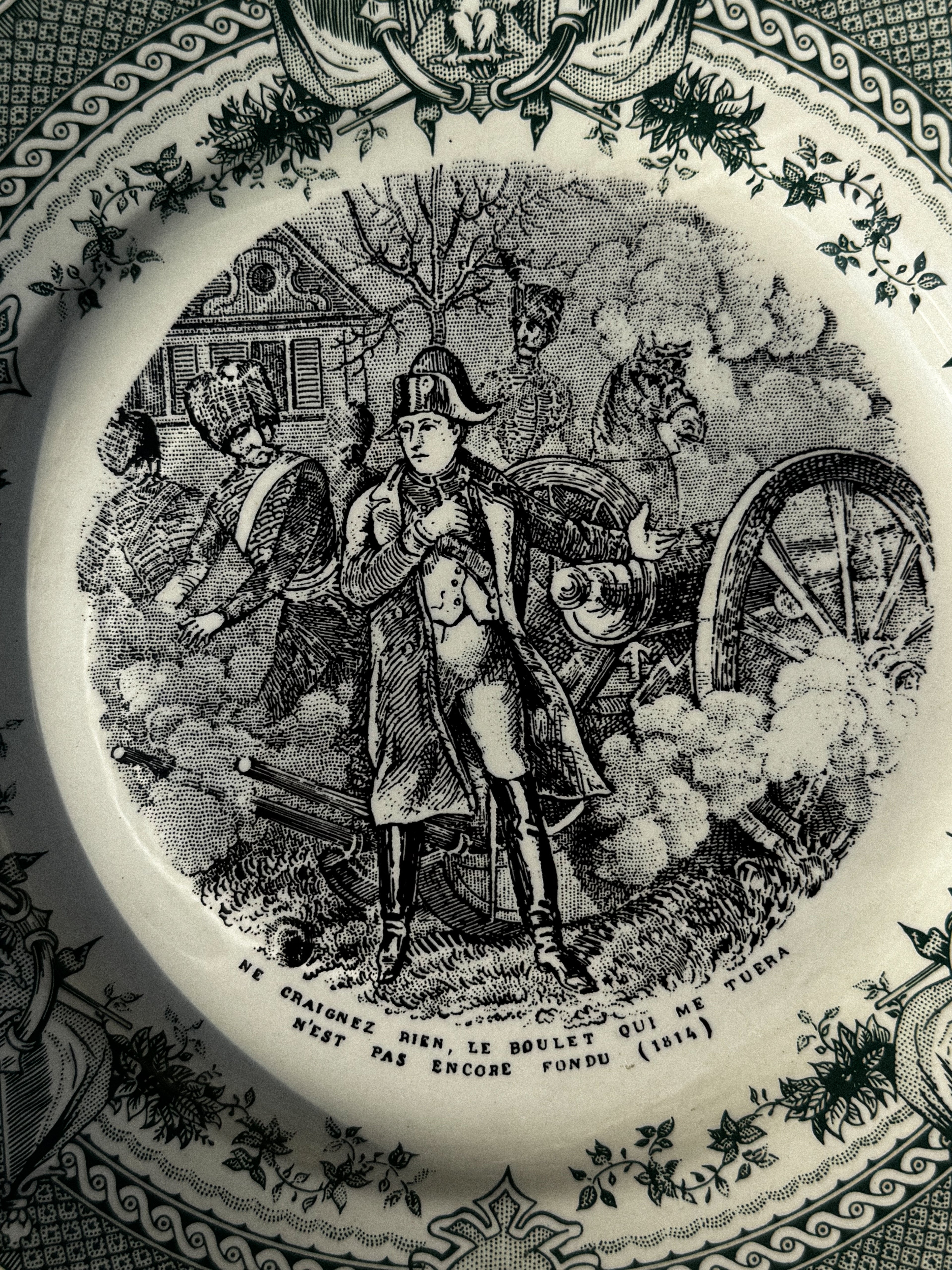 Starožitný dekorativní talíř Sarreguemines v zeleno-černém provedení