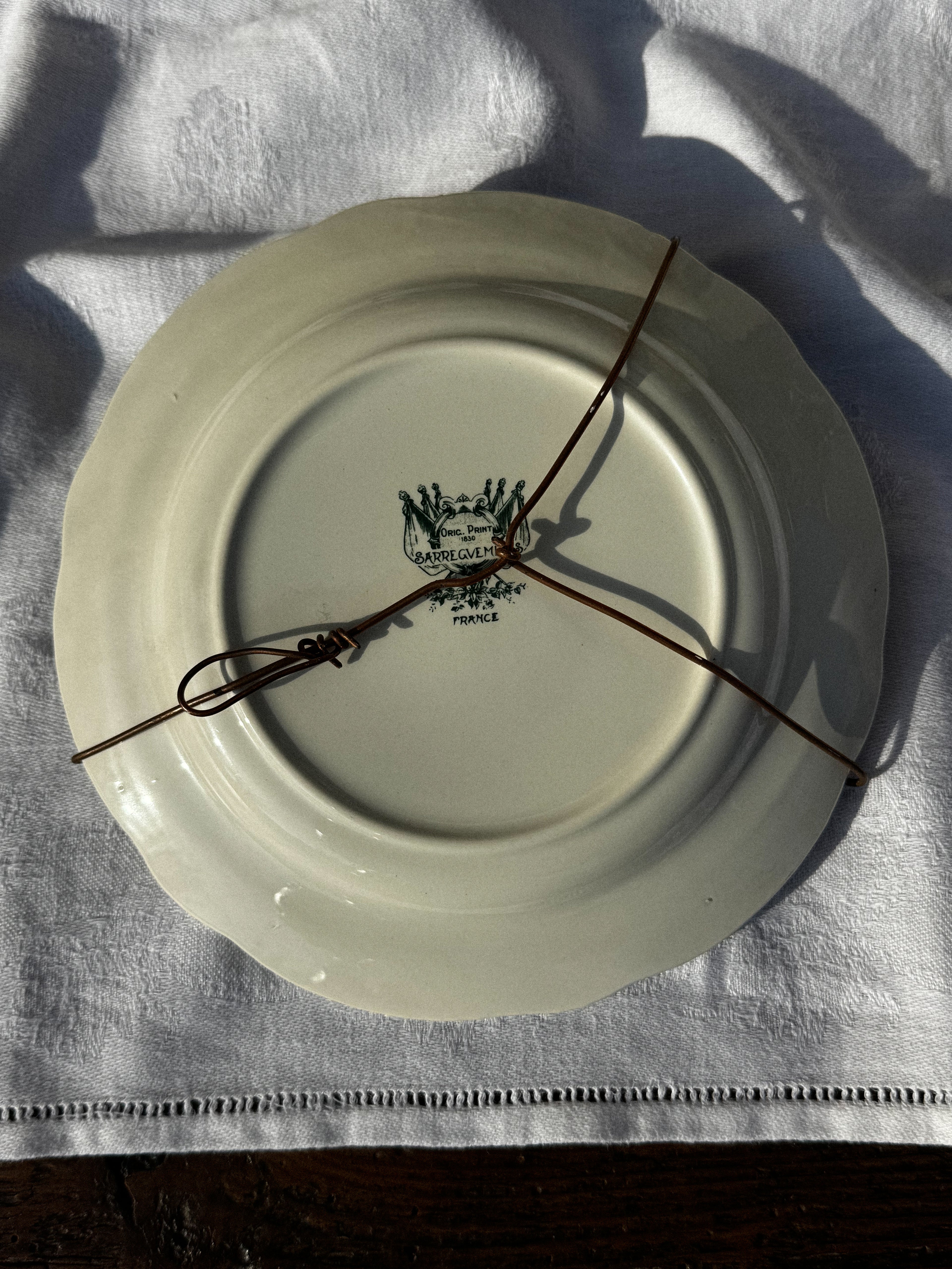 Starožitný dekorativní talíř Sarreguemines v zeleno-černém provedení