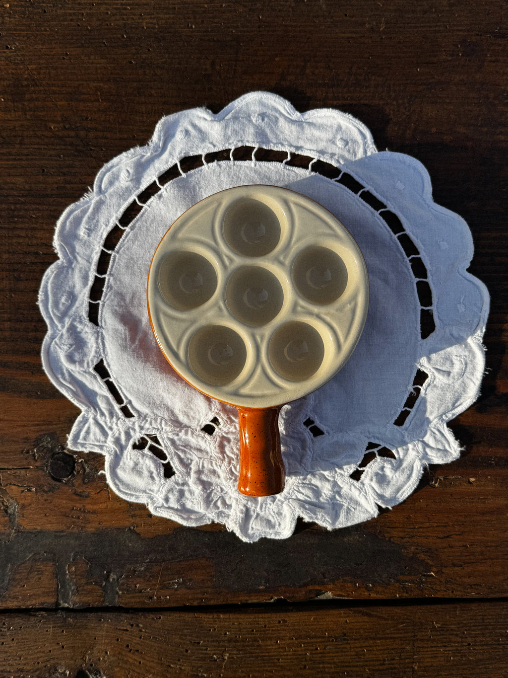 Keramická oranžovo-hnědo-béžová miska na šneky Emile Henry