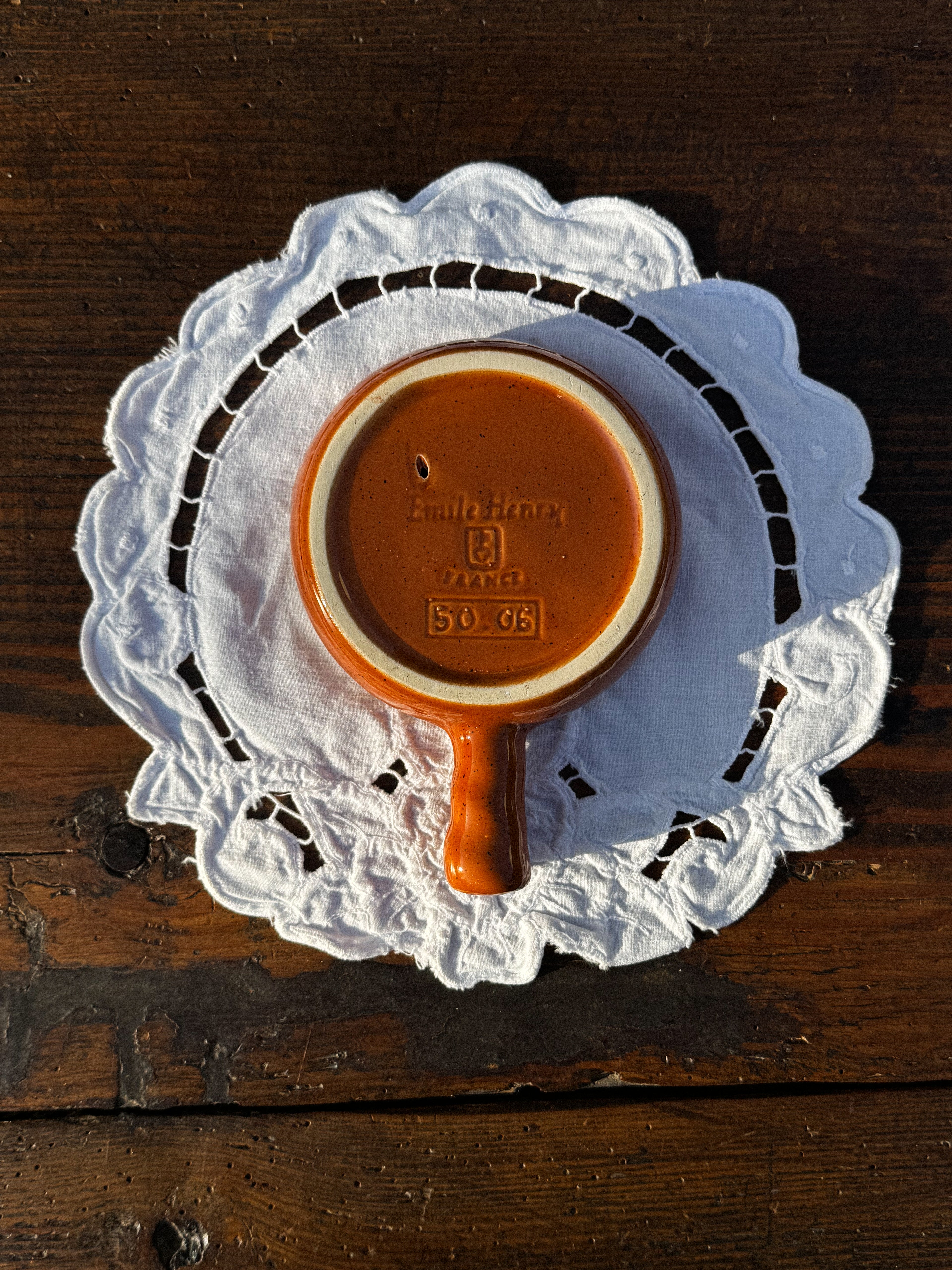 Keramická oranžovo-hnědo-béžová miska na šneky Emile Henry