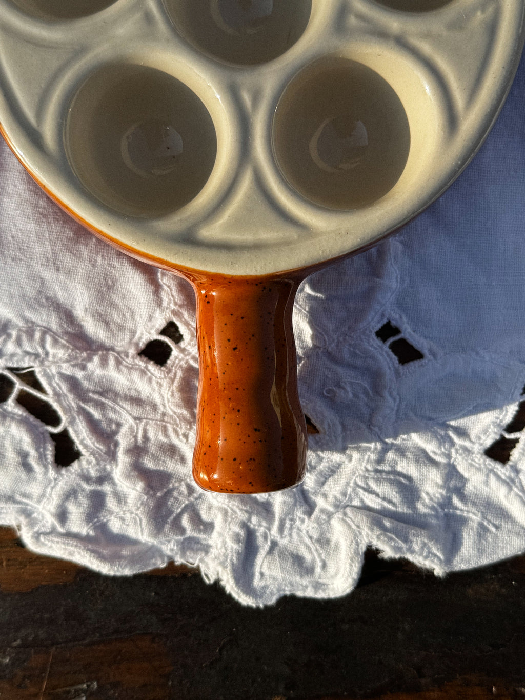 Keramická oranžovo-hnědo-béžová miska na šneky Emile Henry