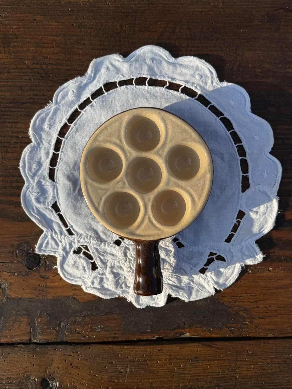 Keramická hnědo-béžová miska na šneky Emile Henry