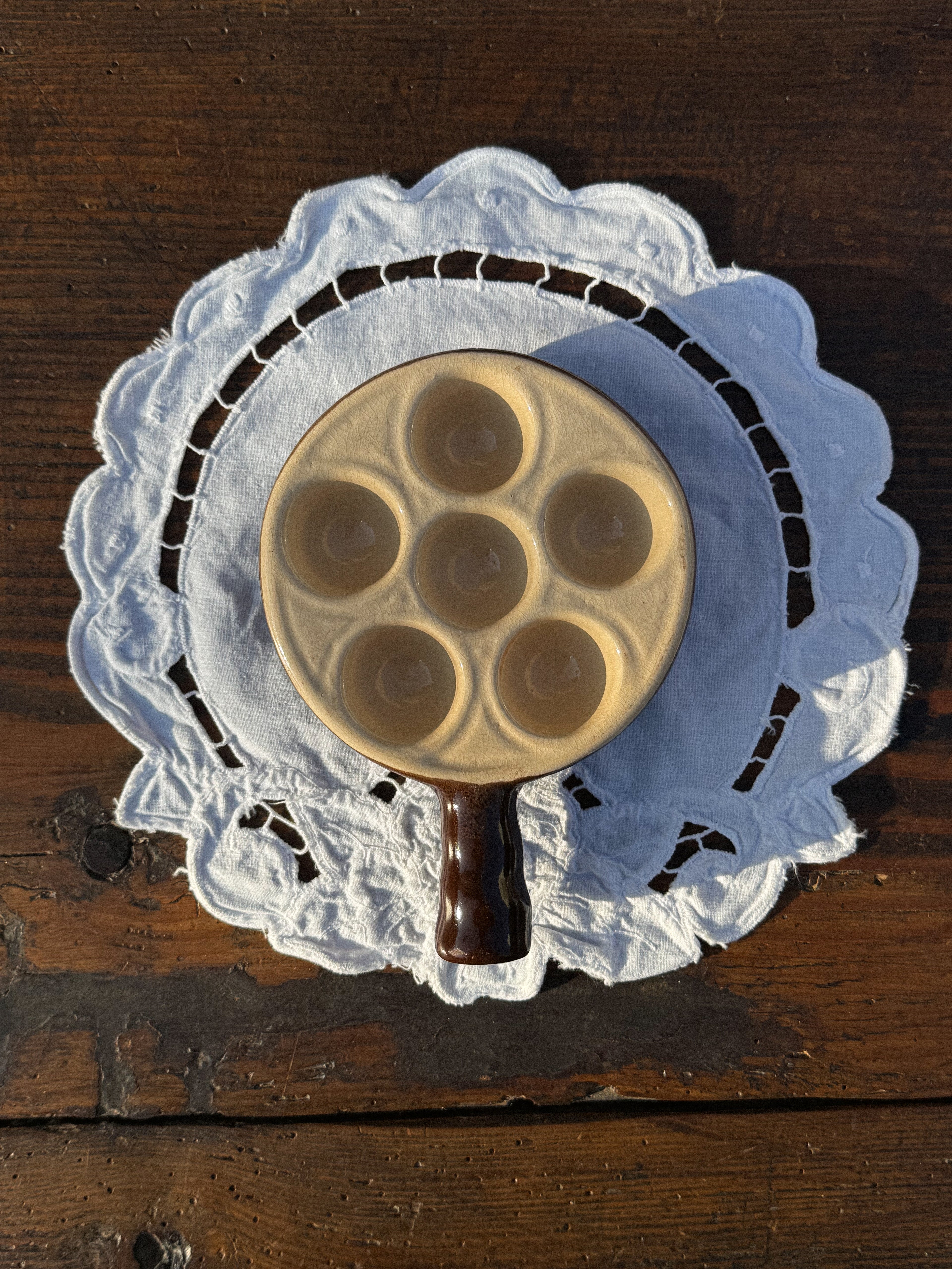 Keramická hnědo-béžová miska na šneky Emile Henry