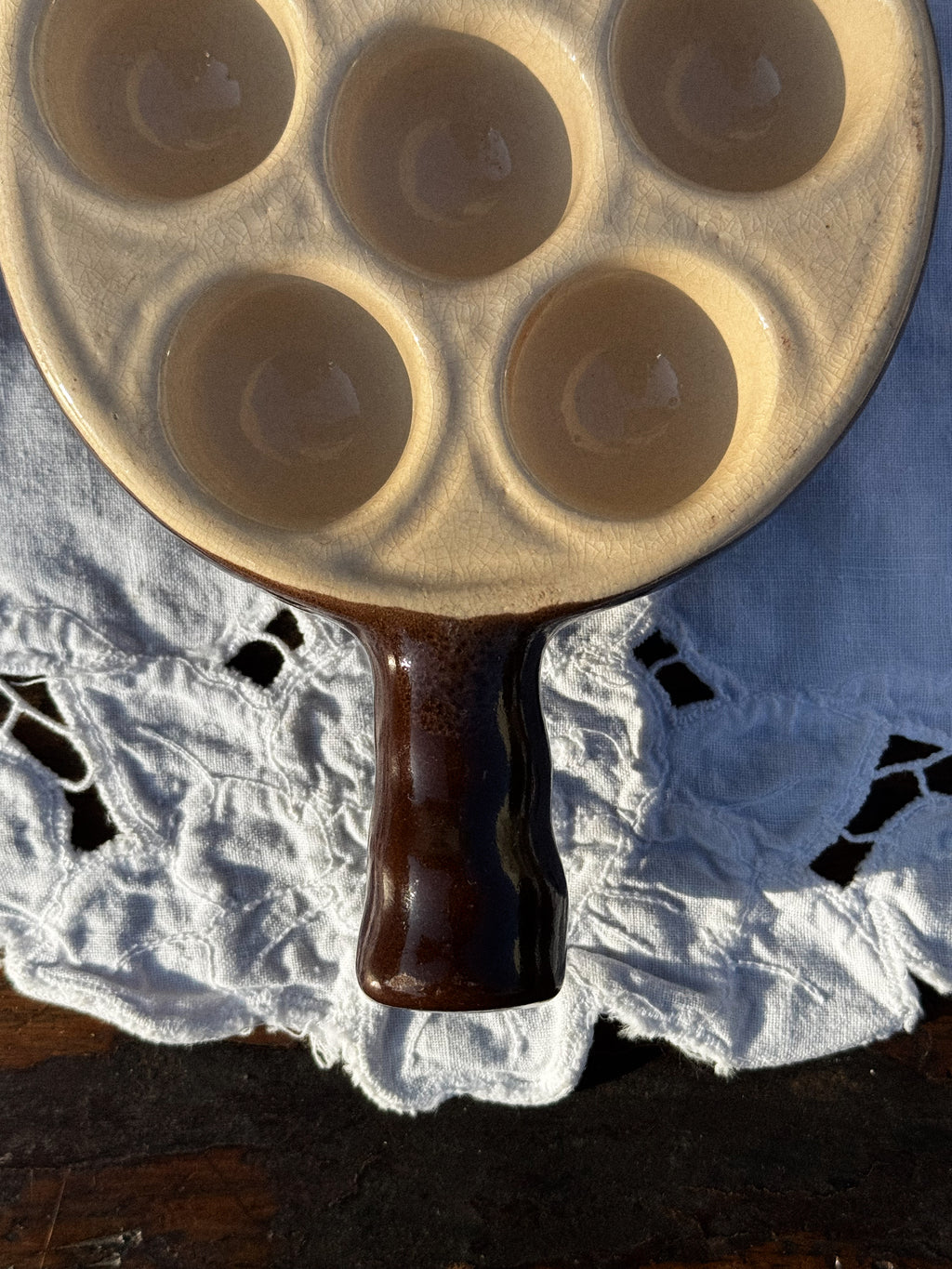 Keramická hnědo-béžová miska na šneky Emile Henry