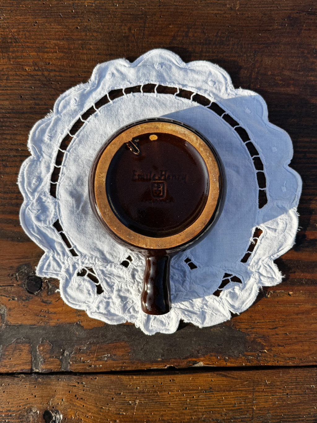 Keramická hnědo-béžová miska na šneky Emile Henry