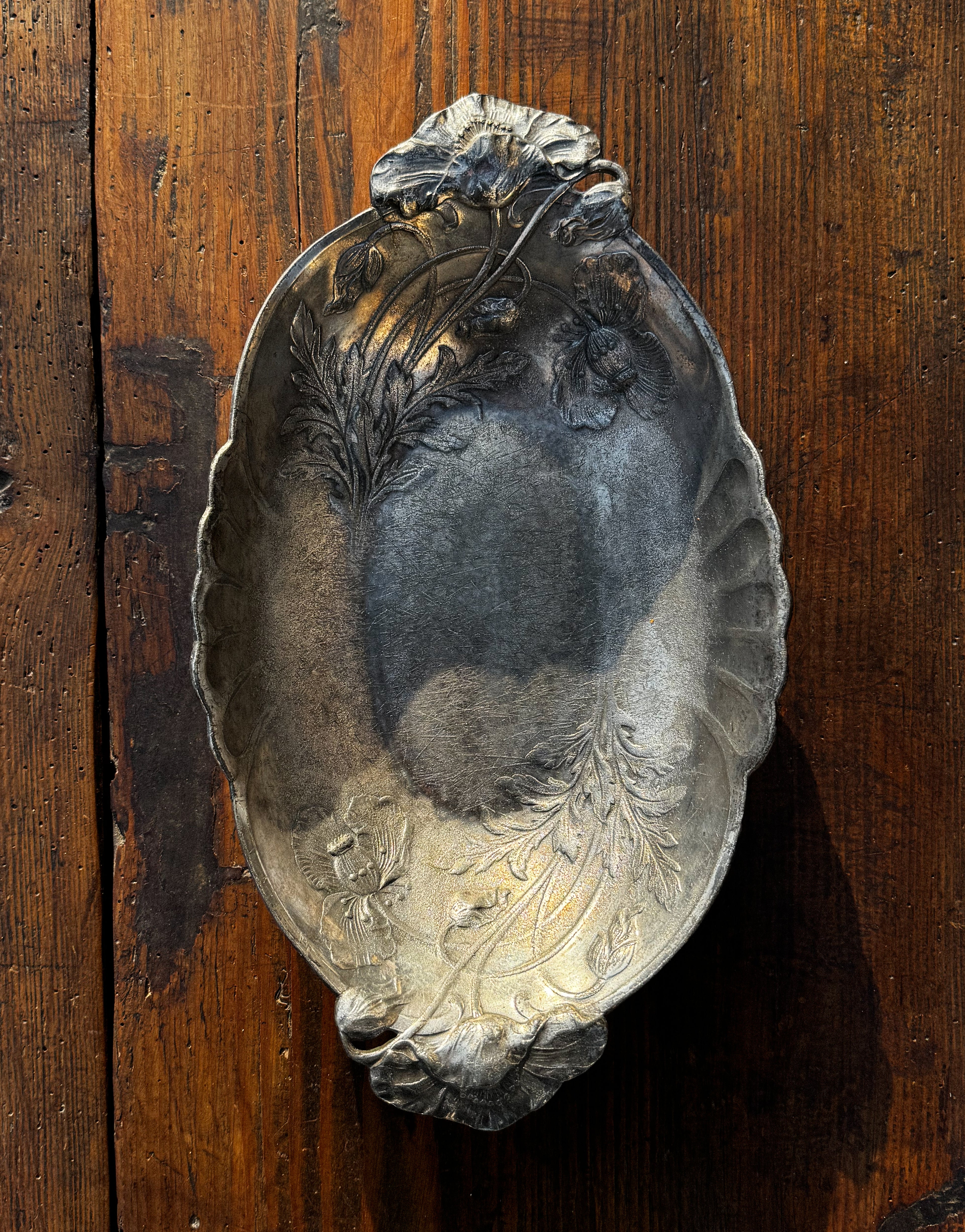 Starožitná secesní cínová miska s reliéfem z počátku 20. století