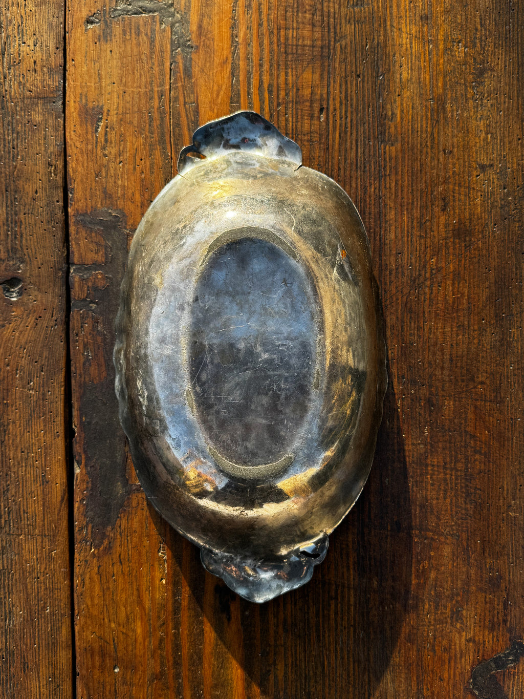 Starožitná secesní cínová miska s reliéfem z počátku 20. století