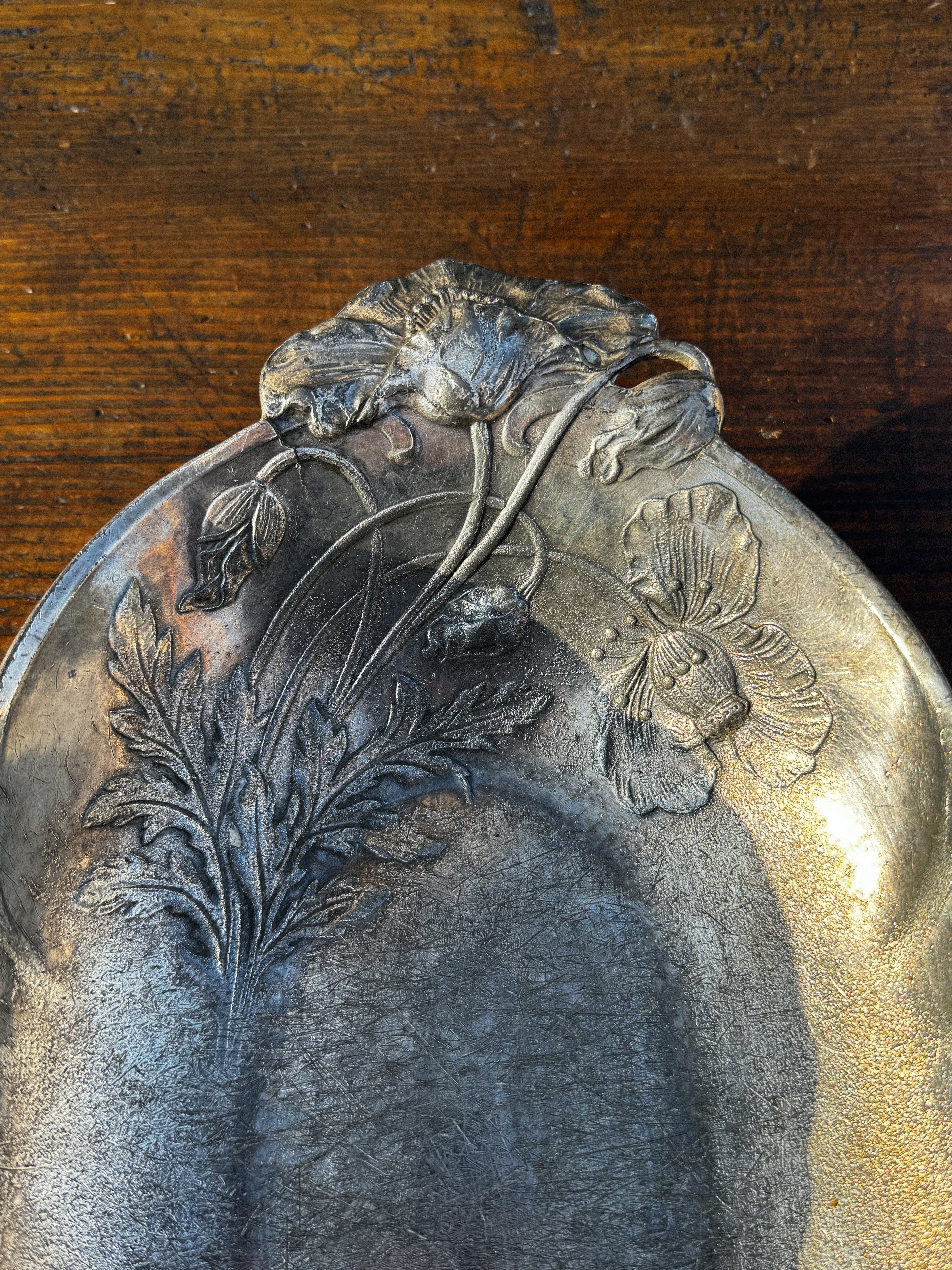 Starožitná secesní cínová miska s reliéfem z počátku 20. století