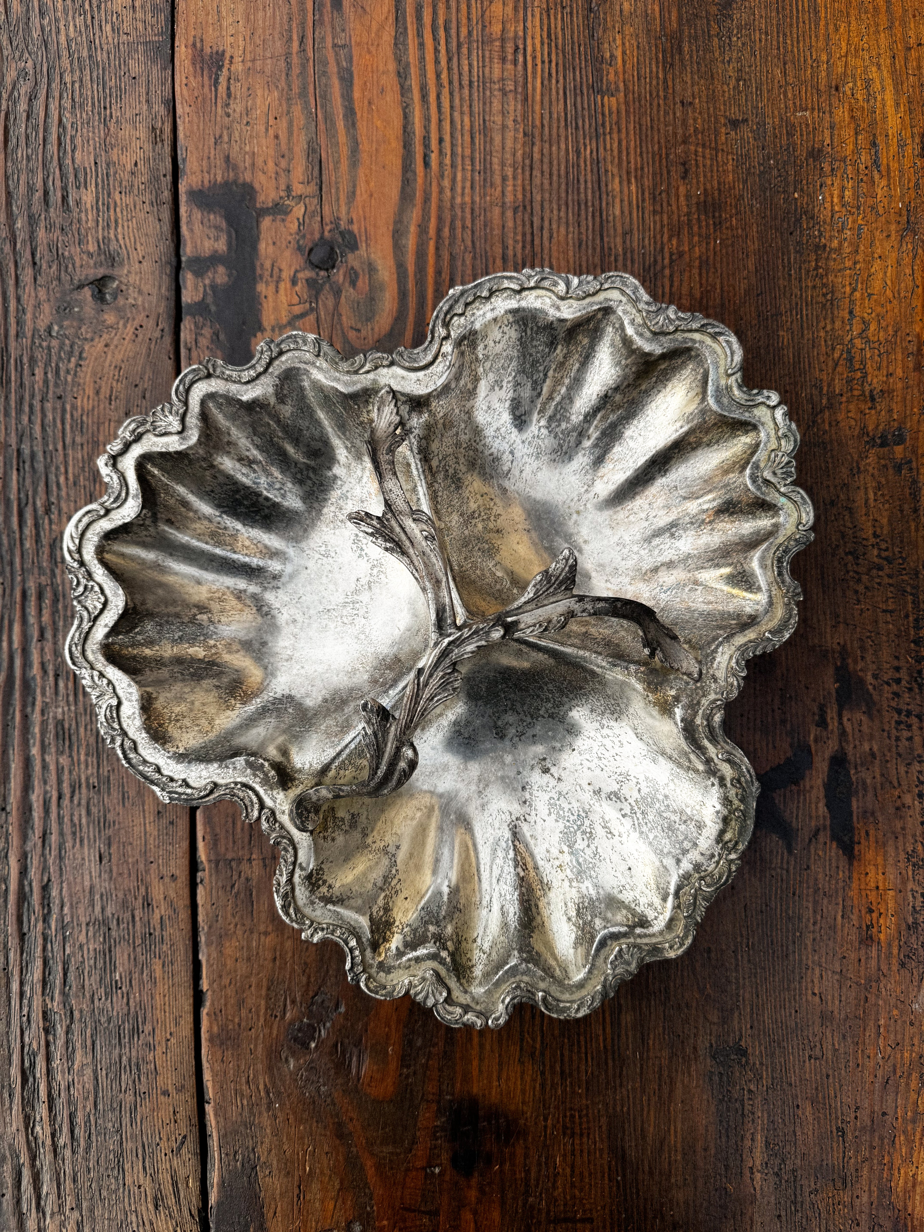 Starožitná trojdílná kovová mísa s patinou