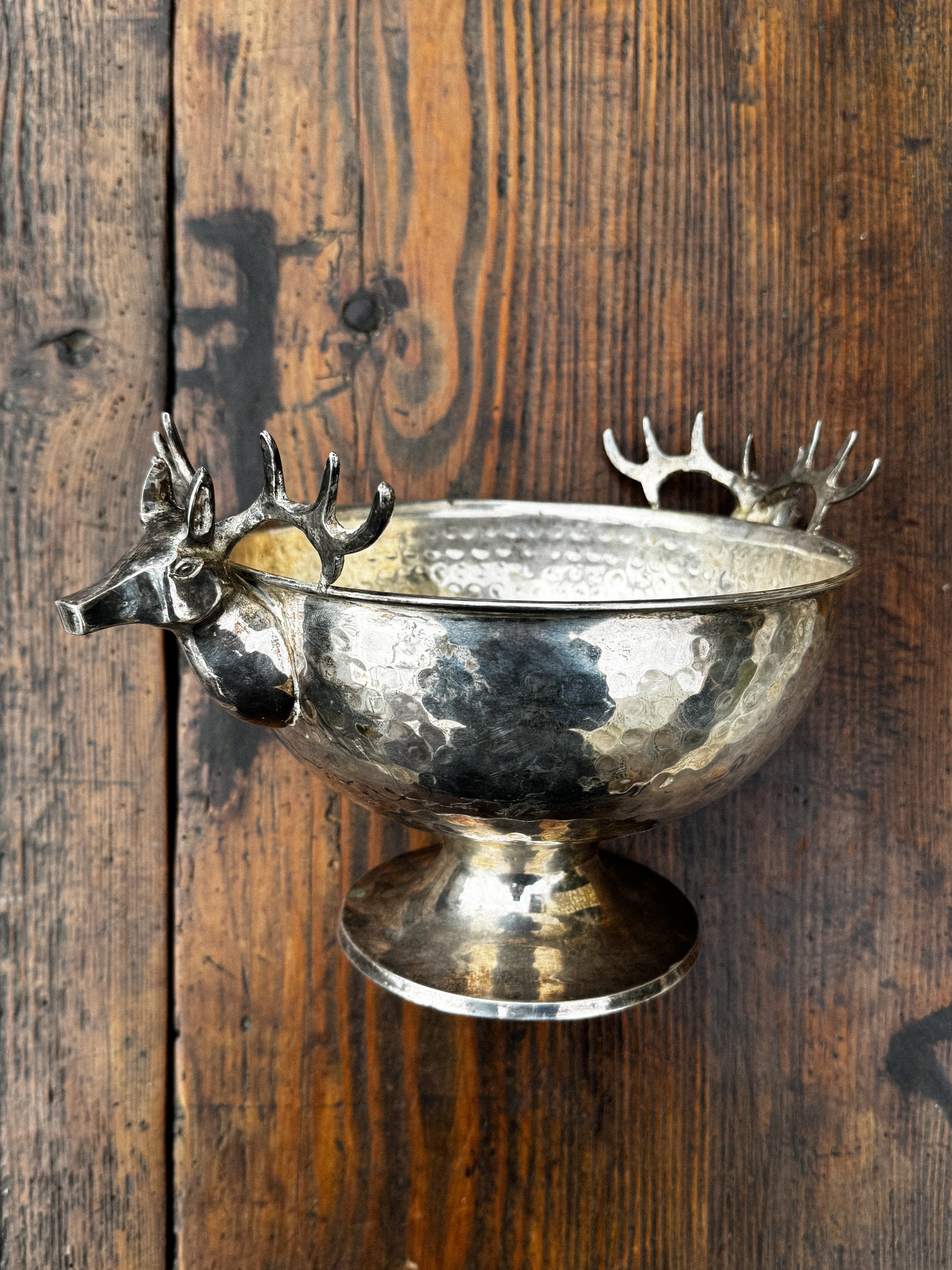 Postříbřená mísa s rukojetí ve tvaru jelena