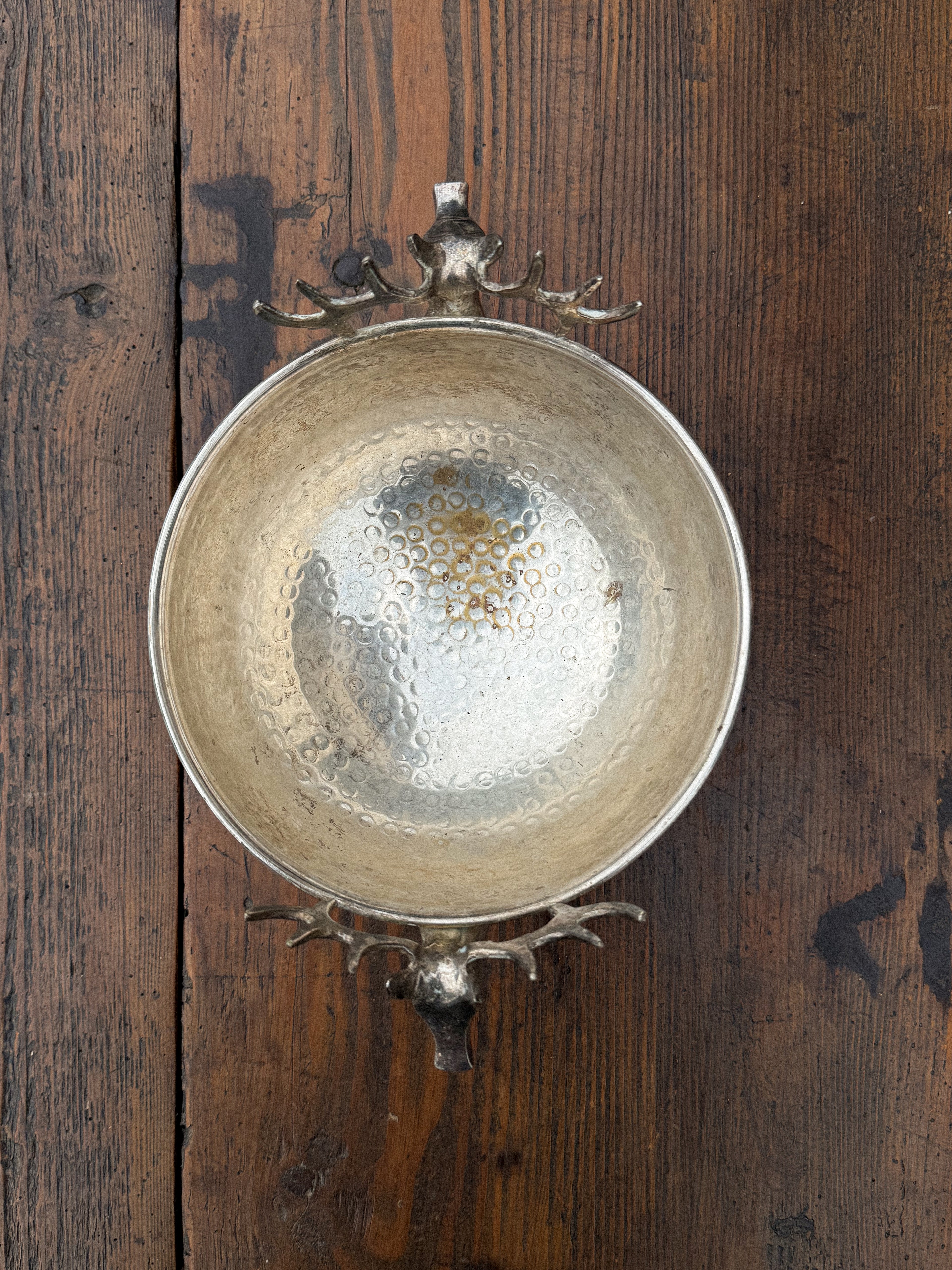 Postříbřená mísa s rukojetí ve tvaru jelena