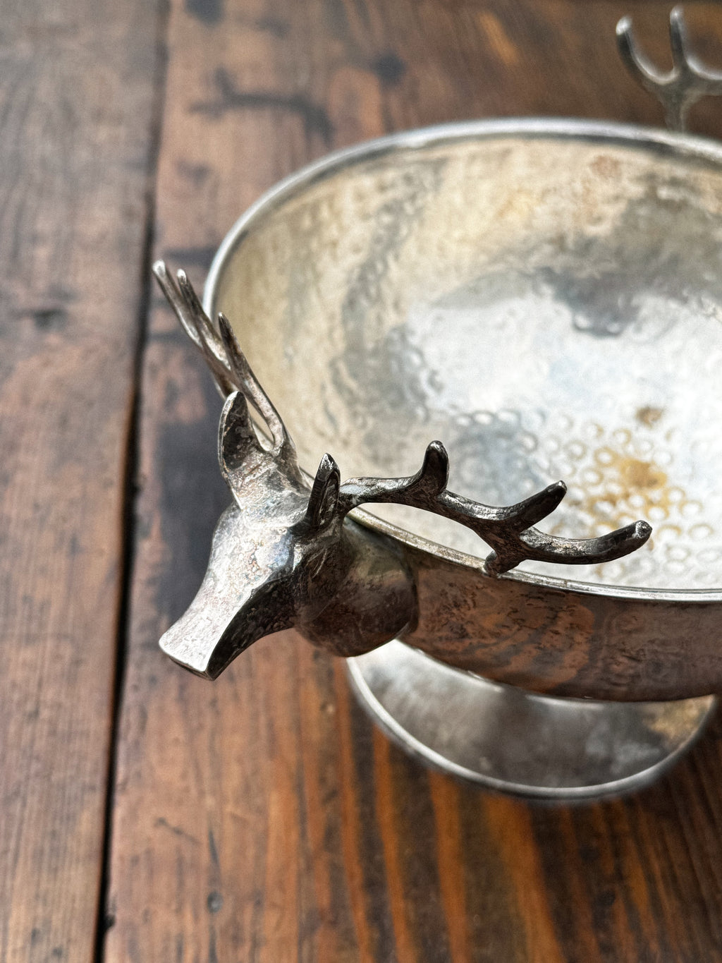 Postříbřená mísa s rukojetí ve tvaru jelena