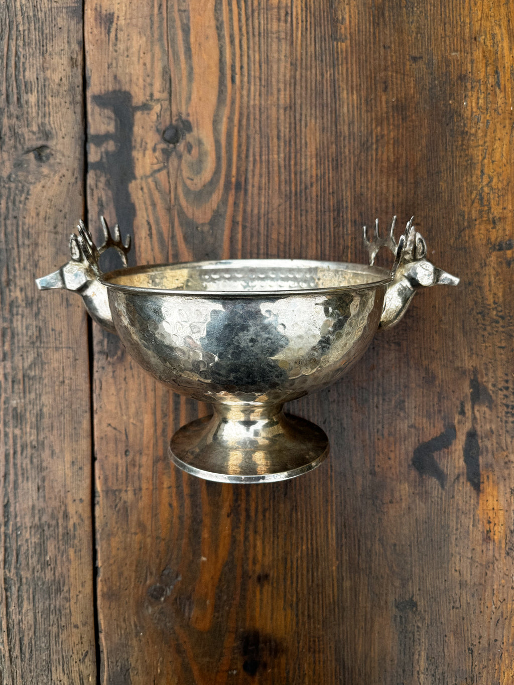 Postříbřená mísa s rukojetí ve tvaru jelena