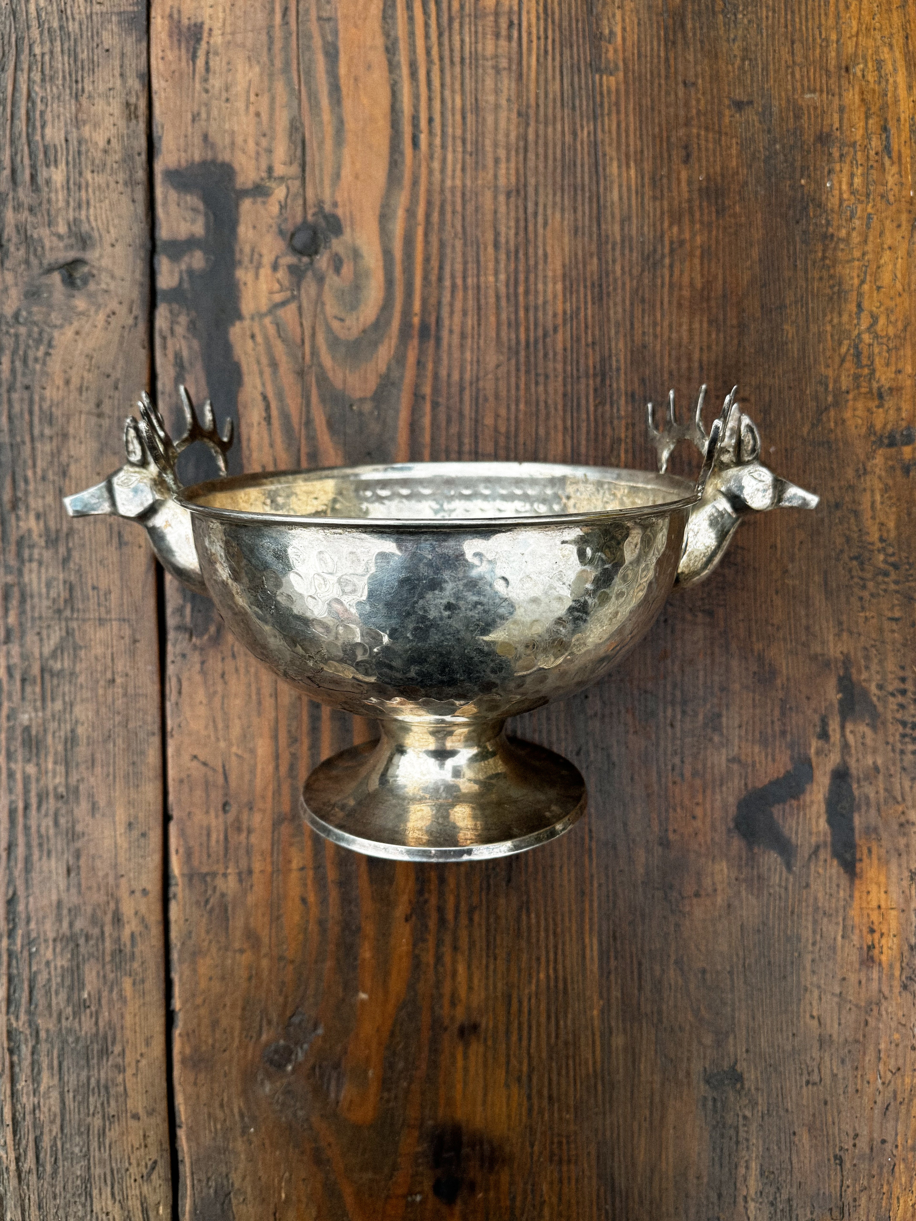 Postříbřená mísa s rukojetí ve tvaru jelena