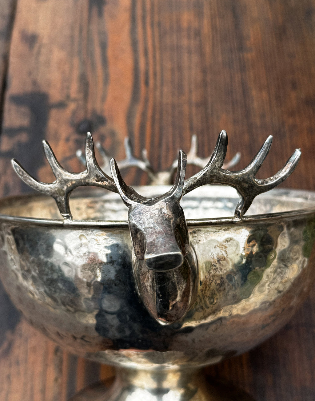 Postříbřená mísa s rukojetí ve tvaru jelena