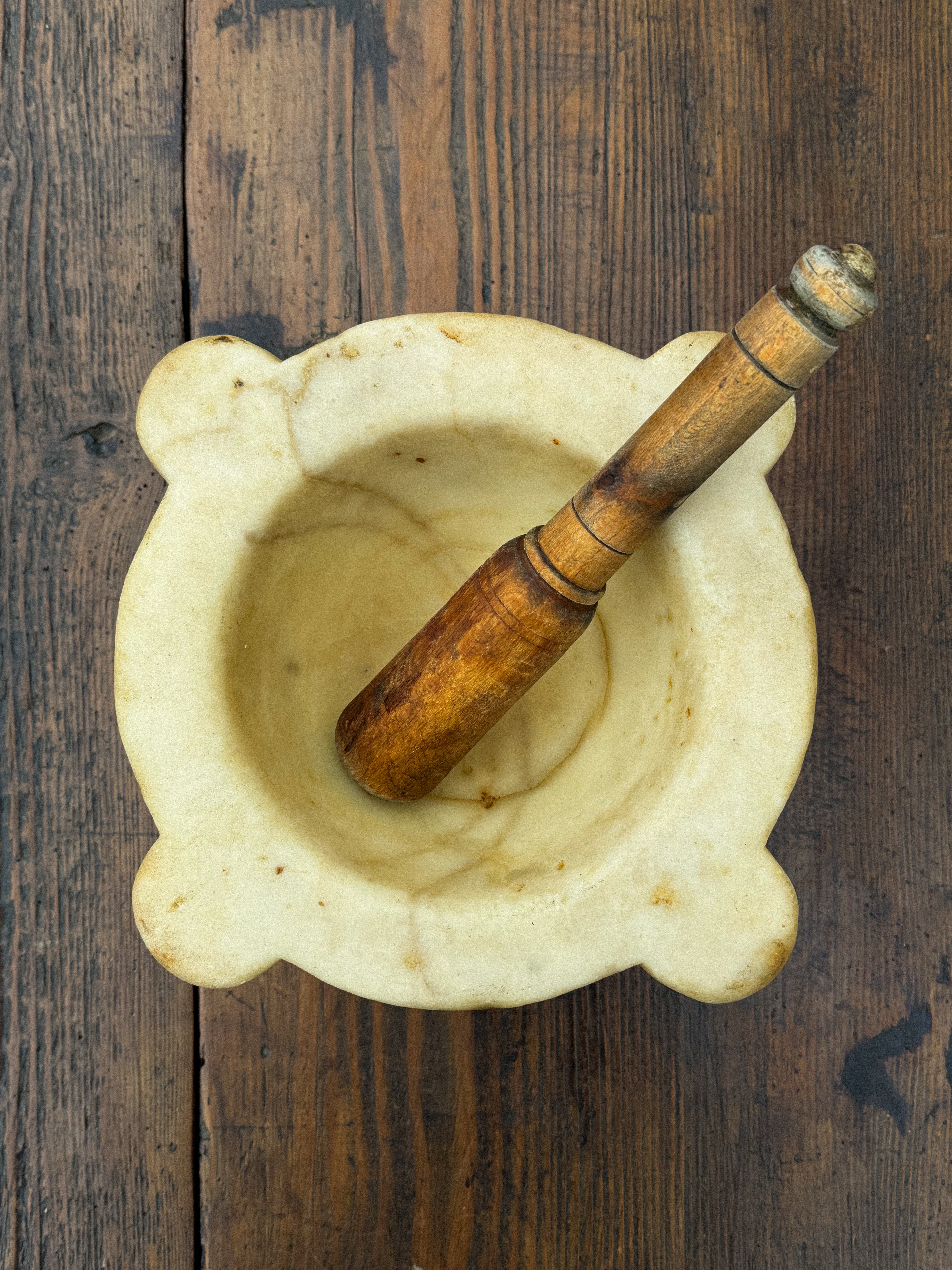 Starožitný velký kamenný hmoždíř a tlouk