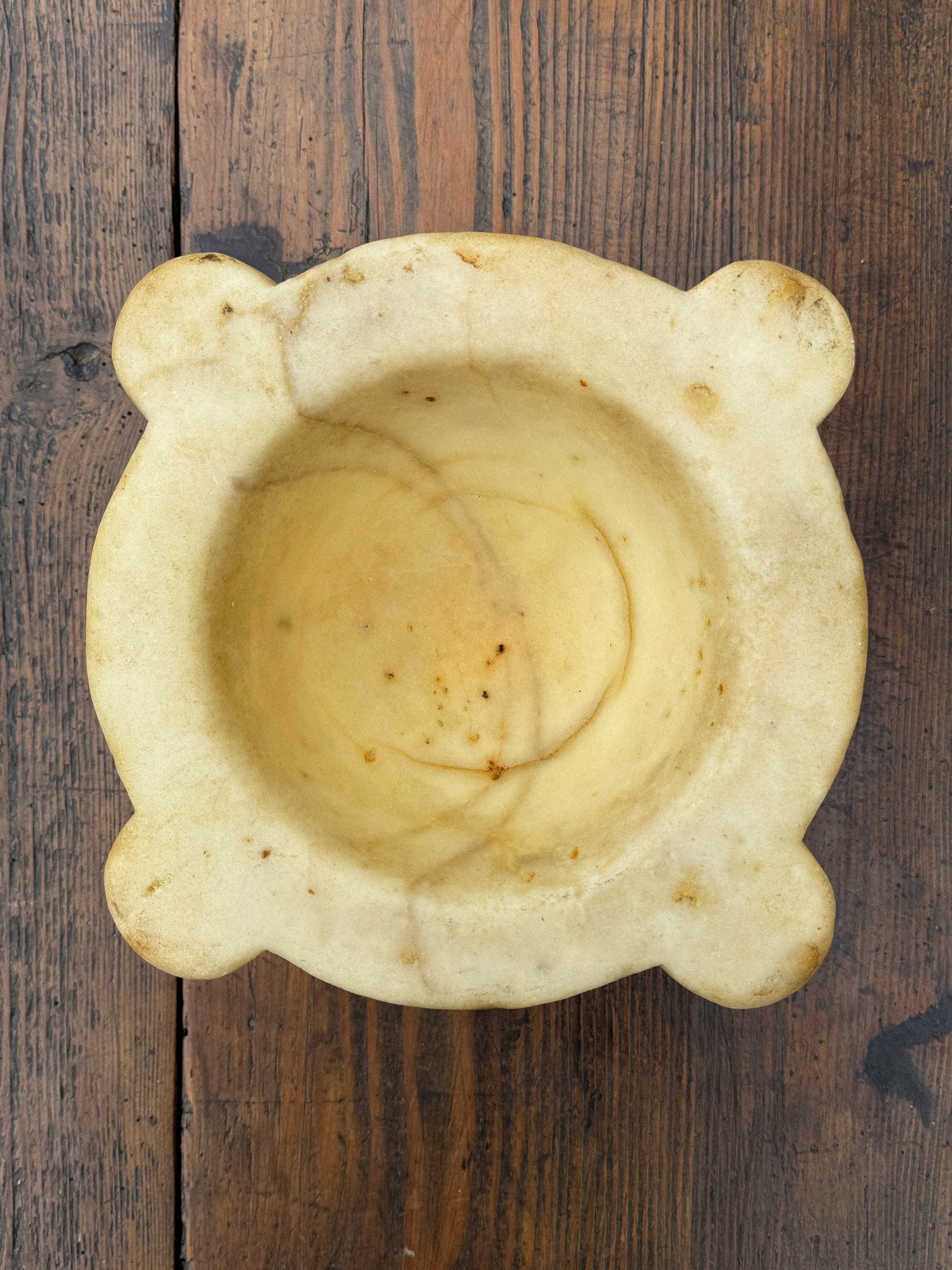 Starožitný velký kamenný hmoždíř a tlouk