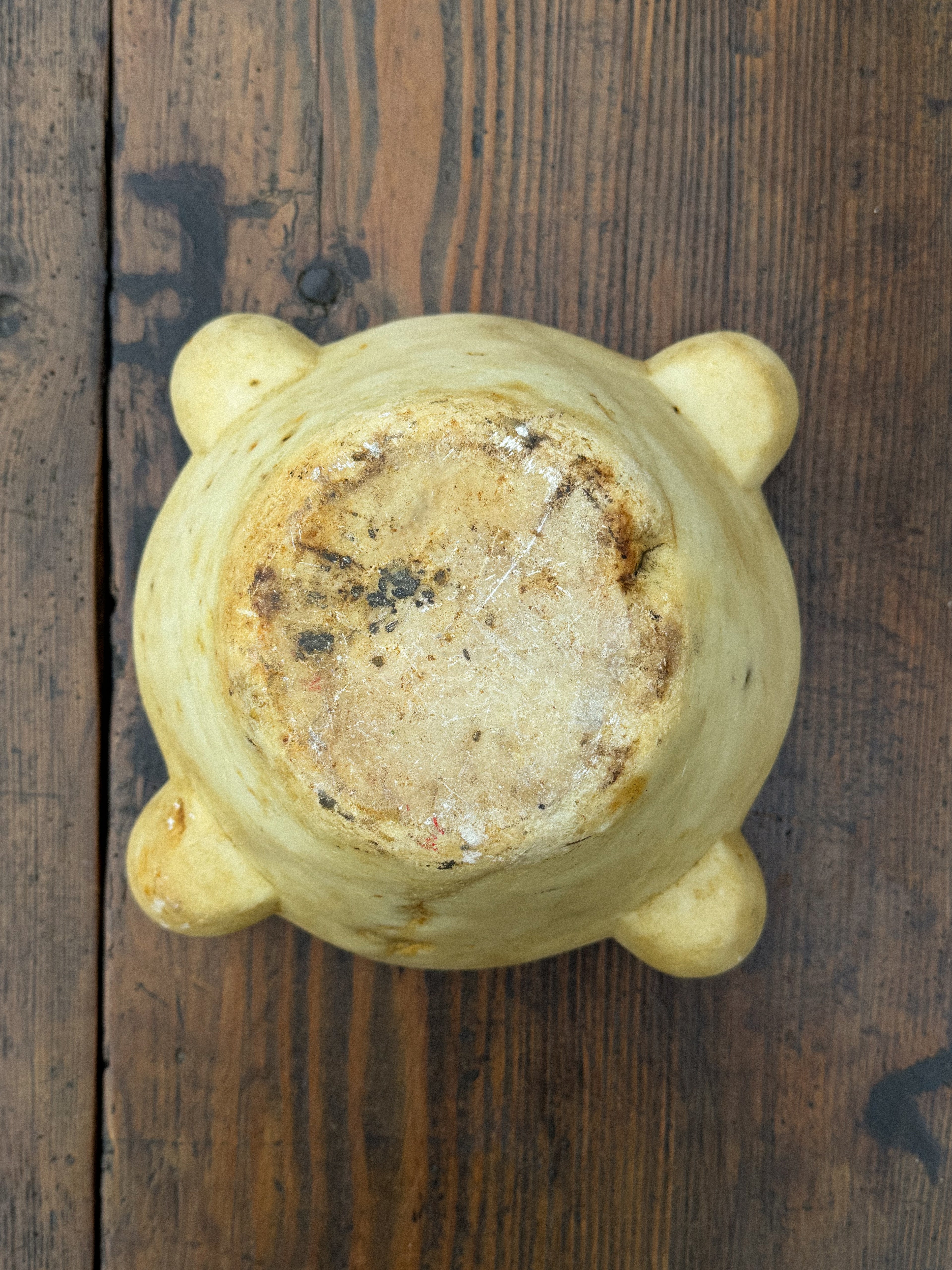 Starožitný velký kamenný hmoždíř a tlouk