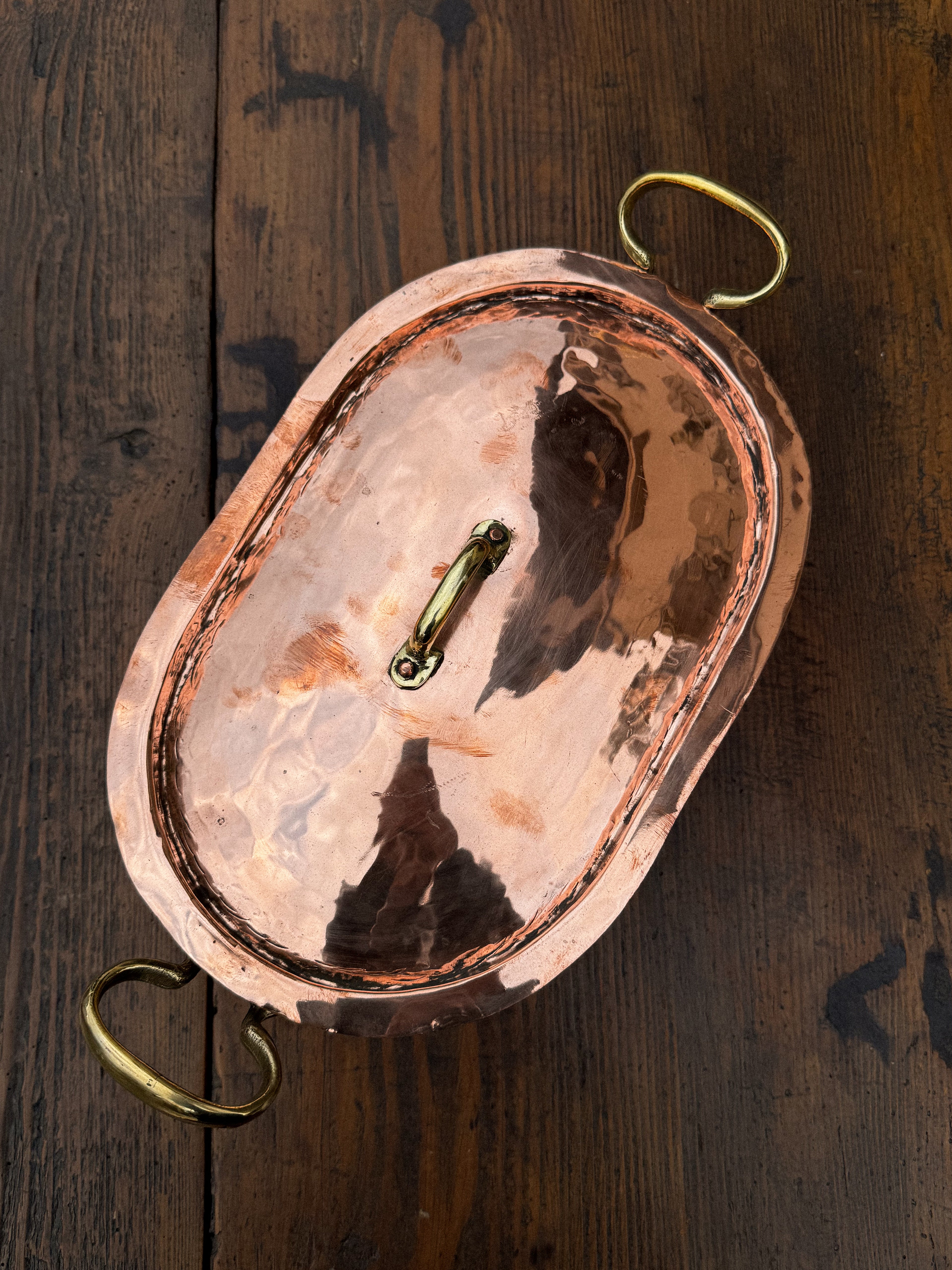 Starožitný měděný hrnec s mosaznými uchy