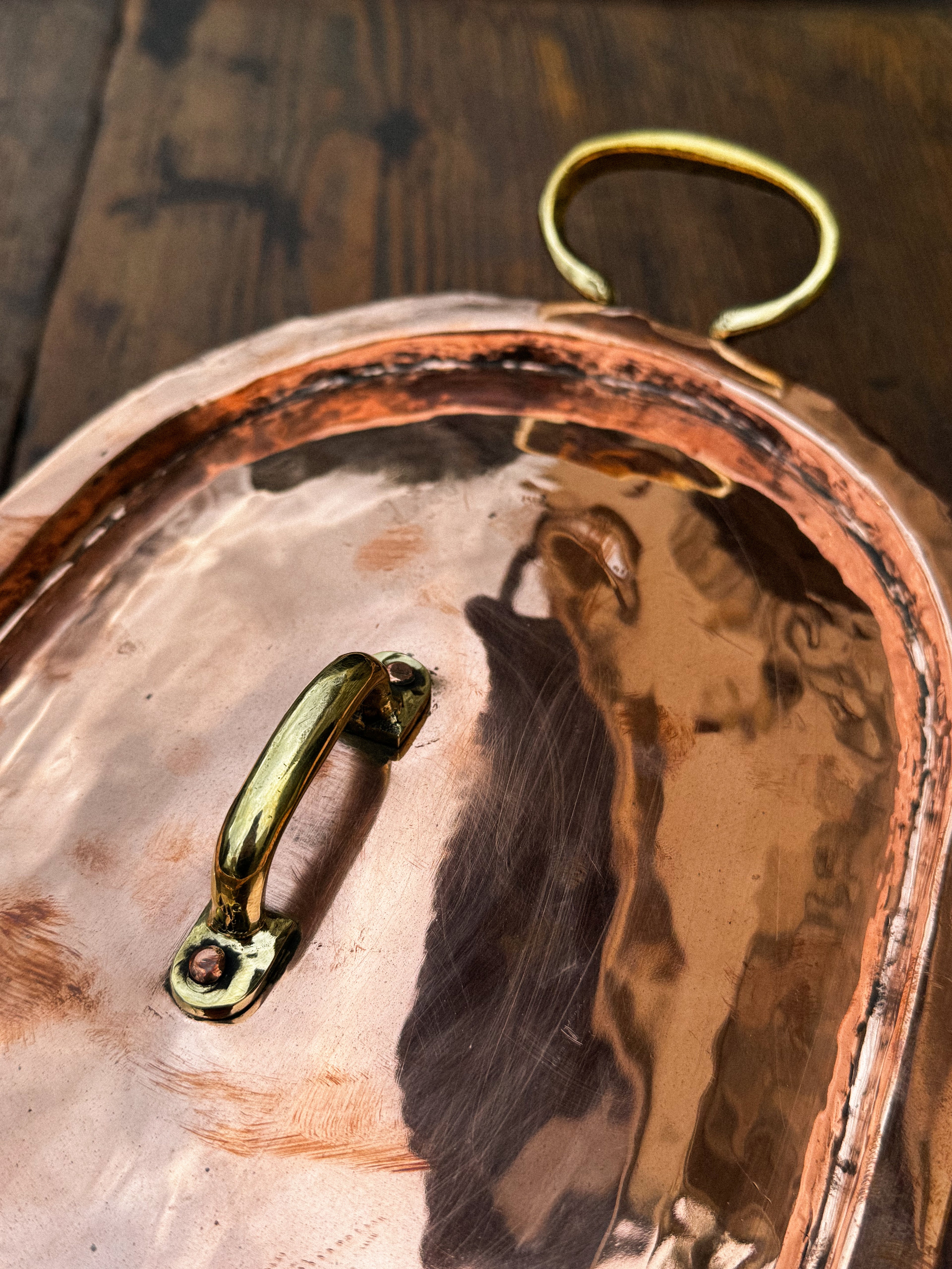 Starožitný měděný hrnec s mosaznými uchy