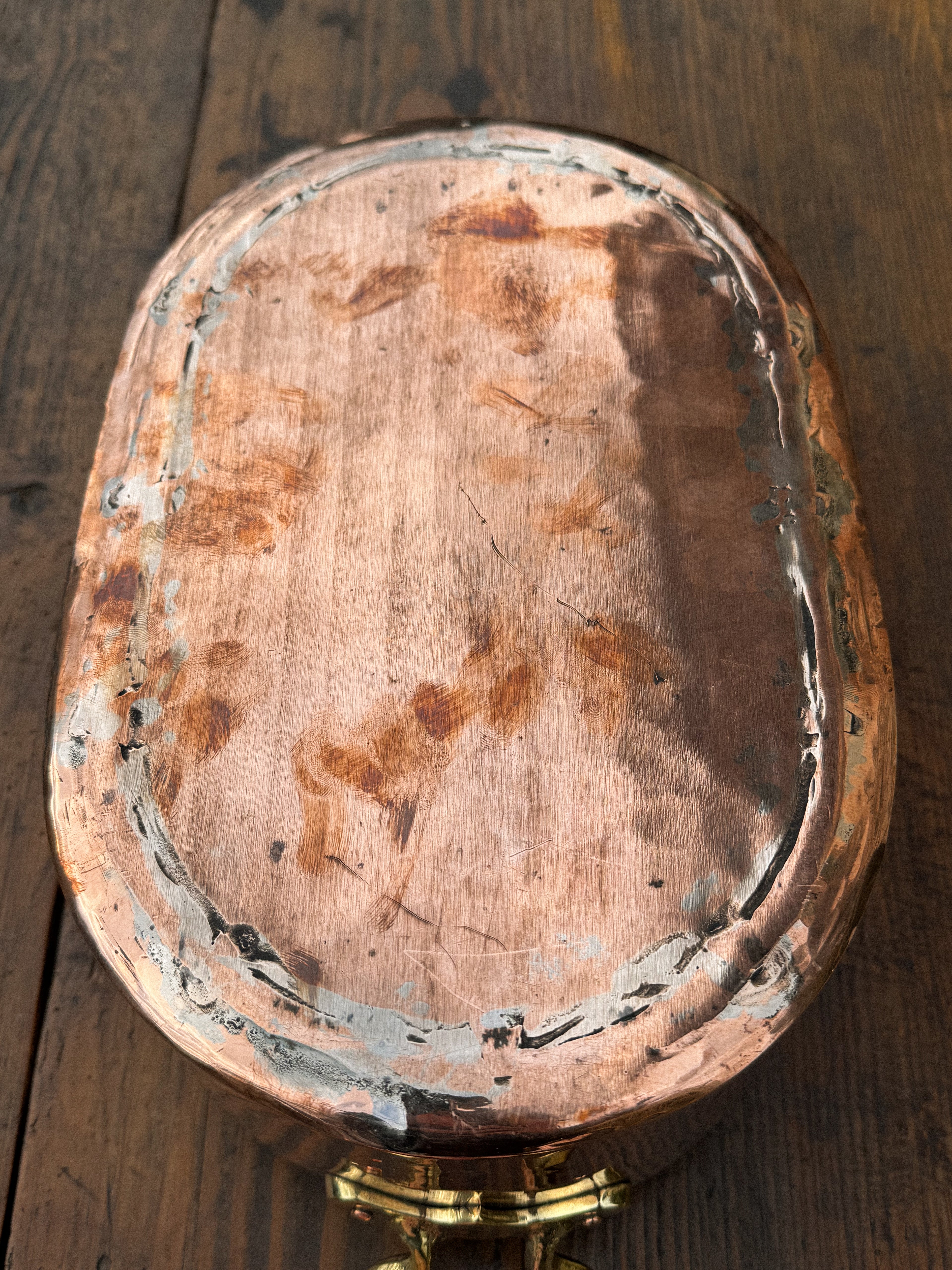 Starožitný měděný hrnec s mosaznými uchy