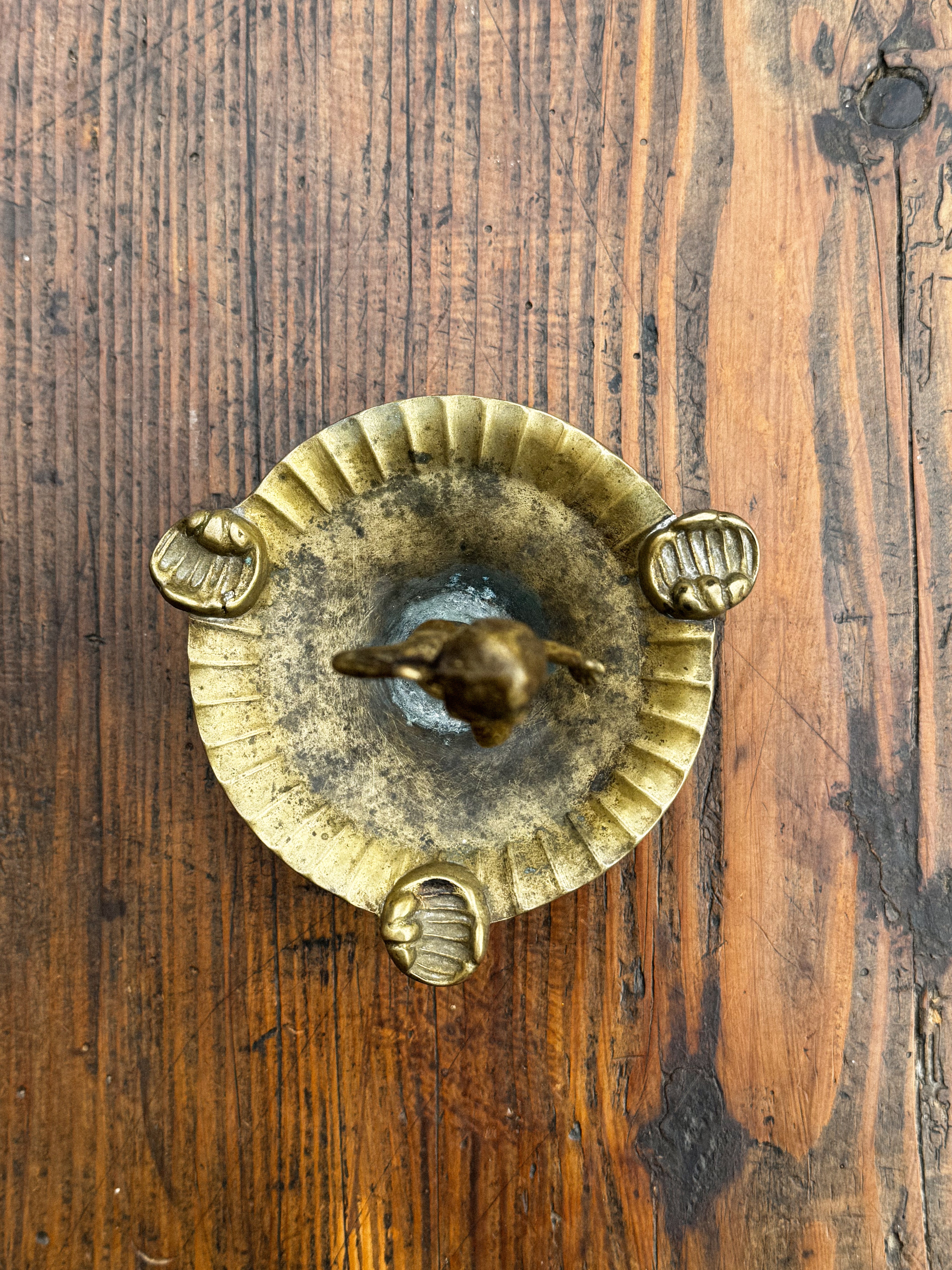 Starožitný mosazný popelník s postavičkou