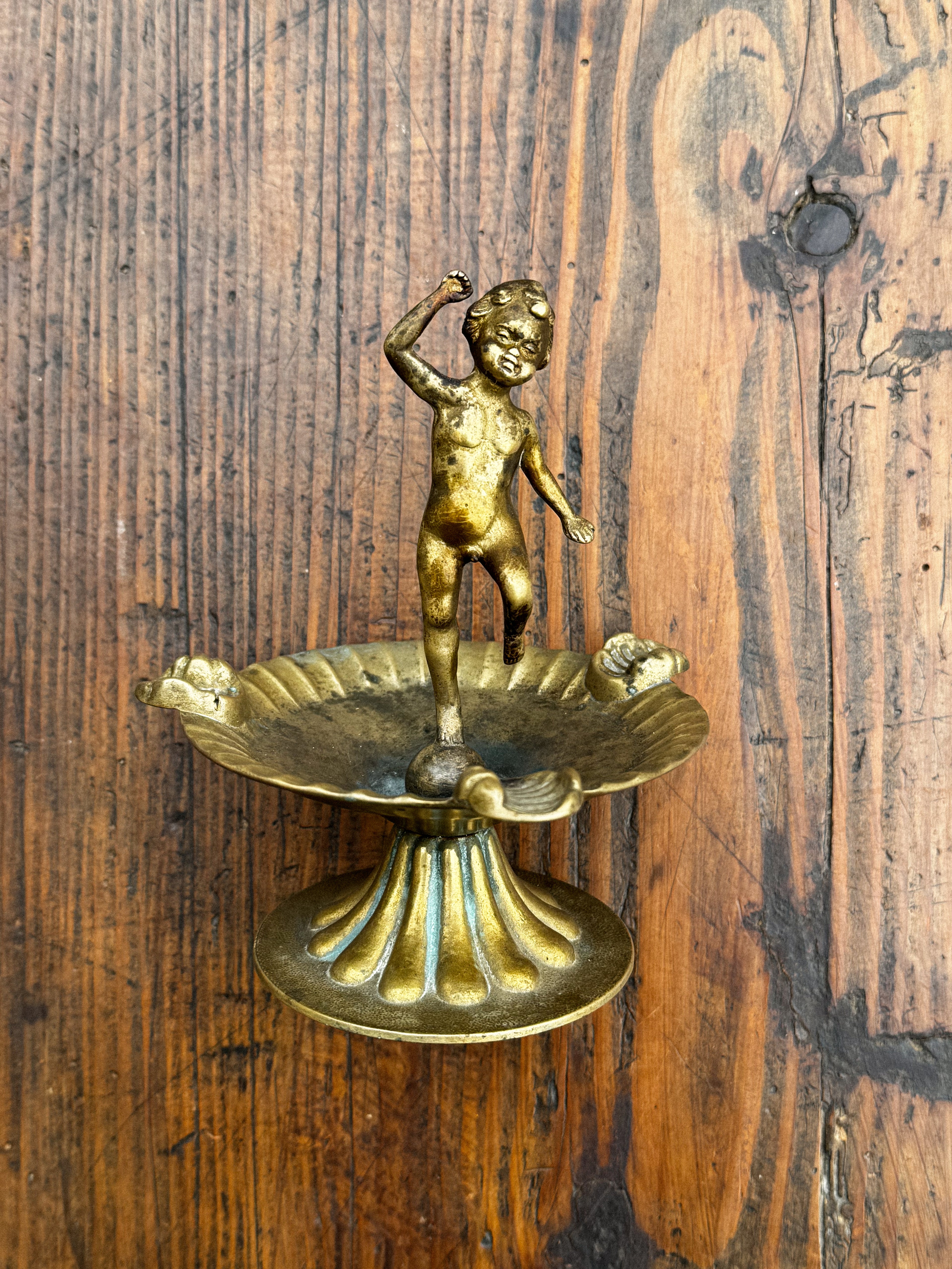 Starožitný mosazný popelník s postavičkou