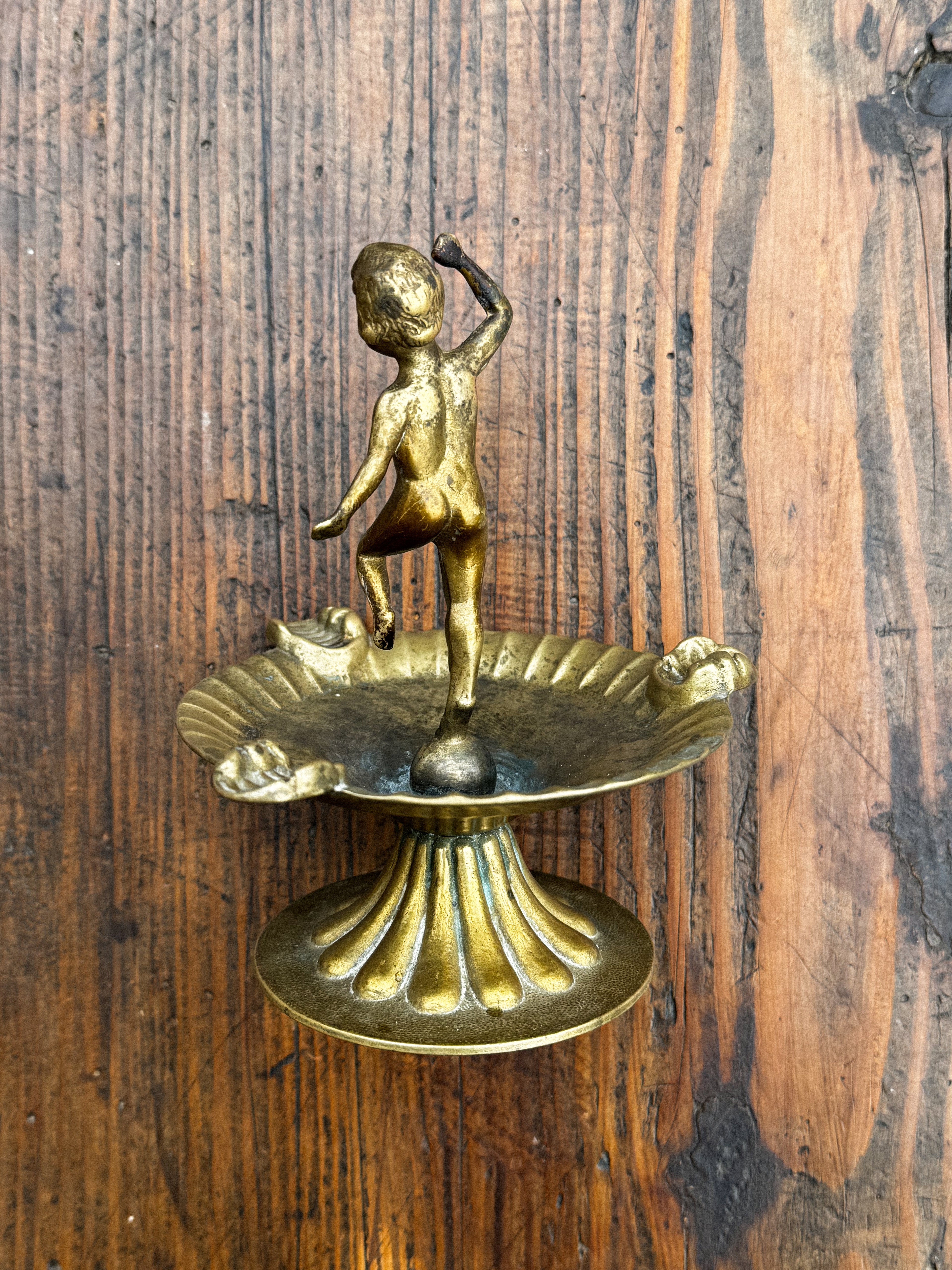 Starožitný mosazný popelník s postavičkou