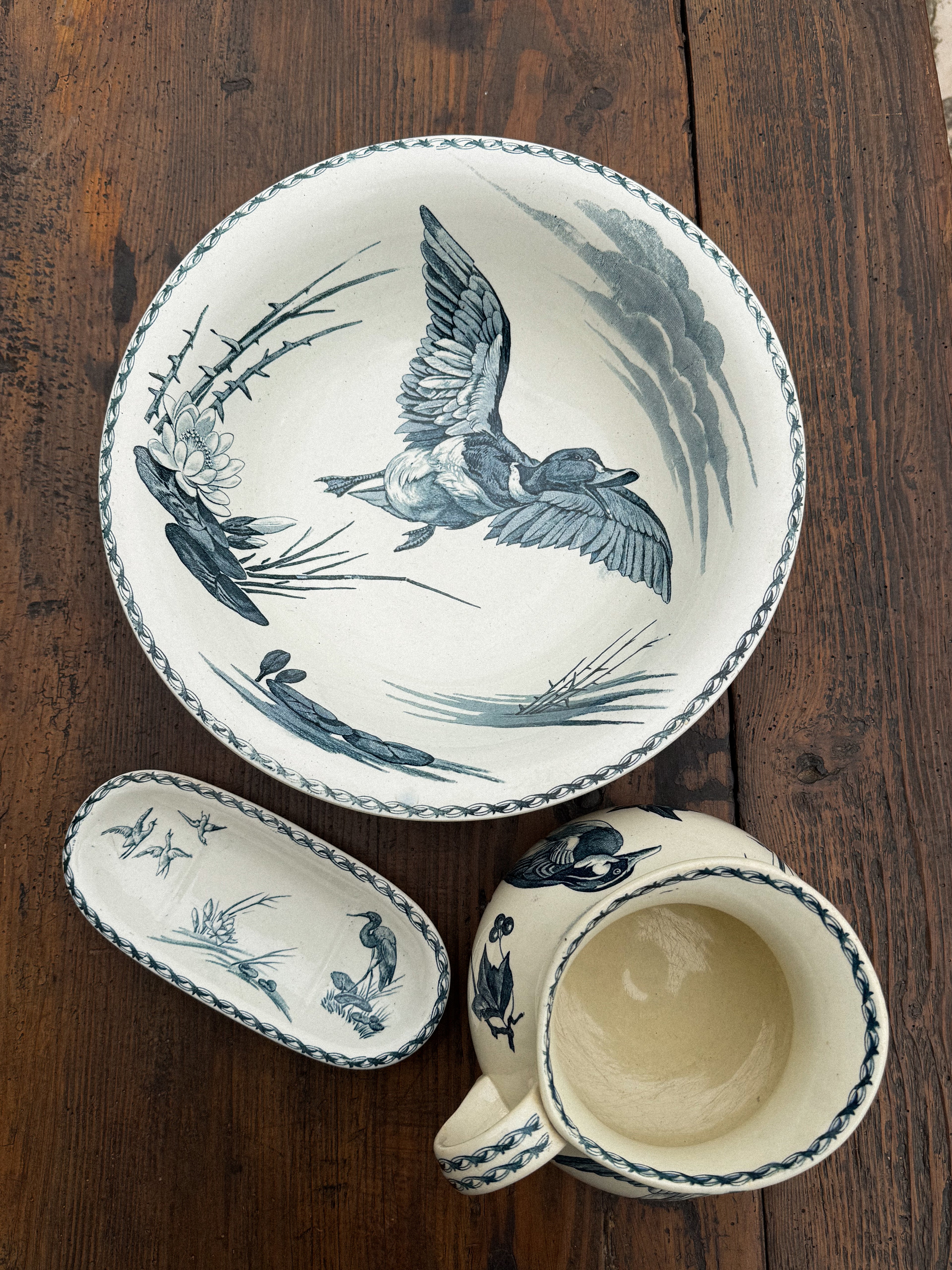 Francouzský toaletní set Lunéville 19. století – miska, džbán a mýdlenka