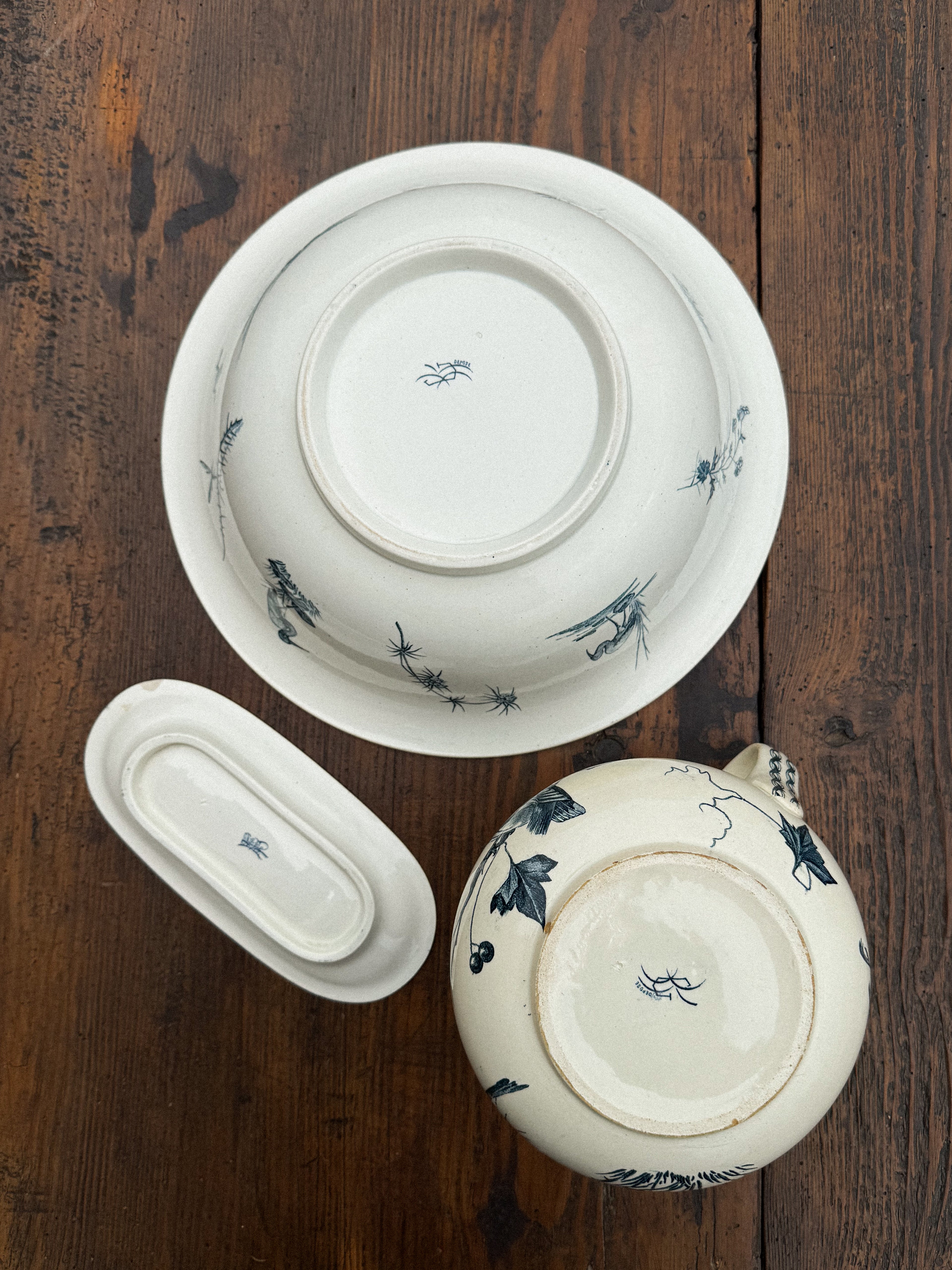 Francouzský toaletní set Lunéville 19. století – miska, džbán a mýdlenka